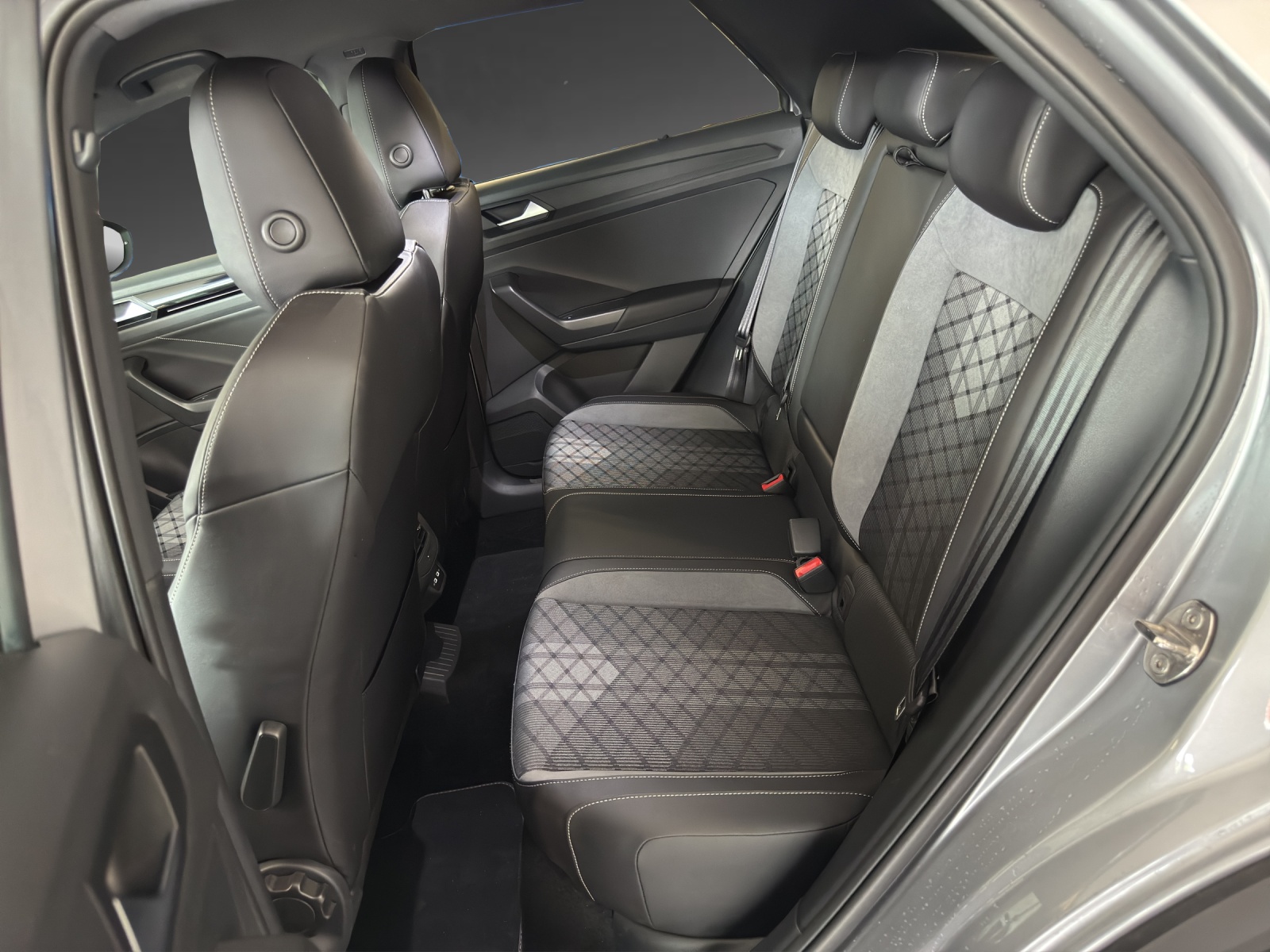 VW T-Roc 2.0 TSI R-Line DSG 4Motion-image-6
