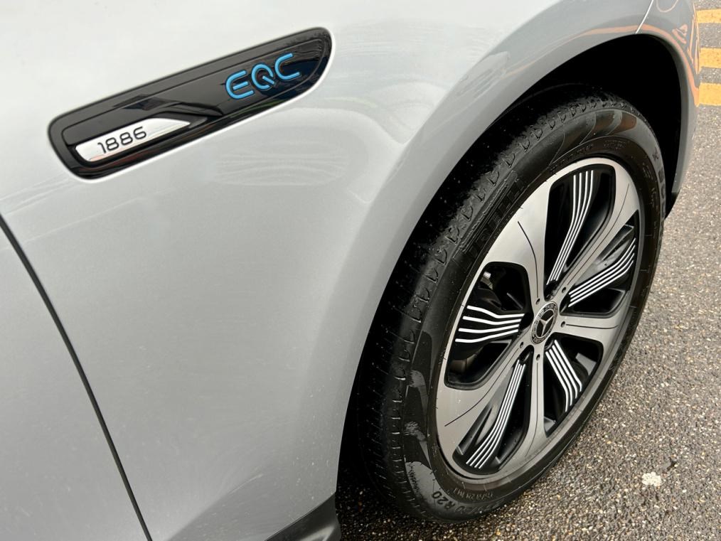 MERCEDES-BENZ EQC 400 AMG Line 4Matic-showroom-element-3