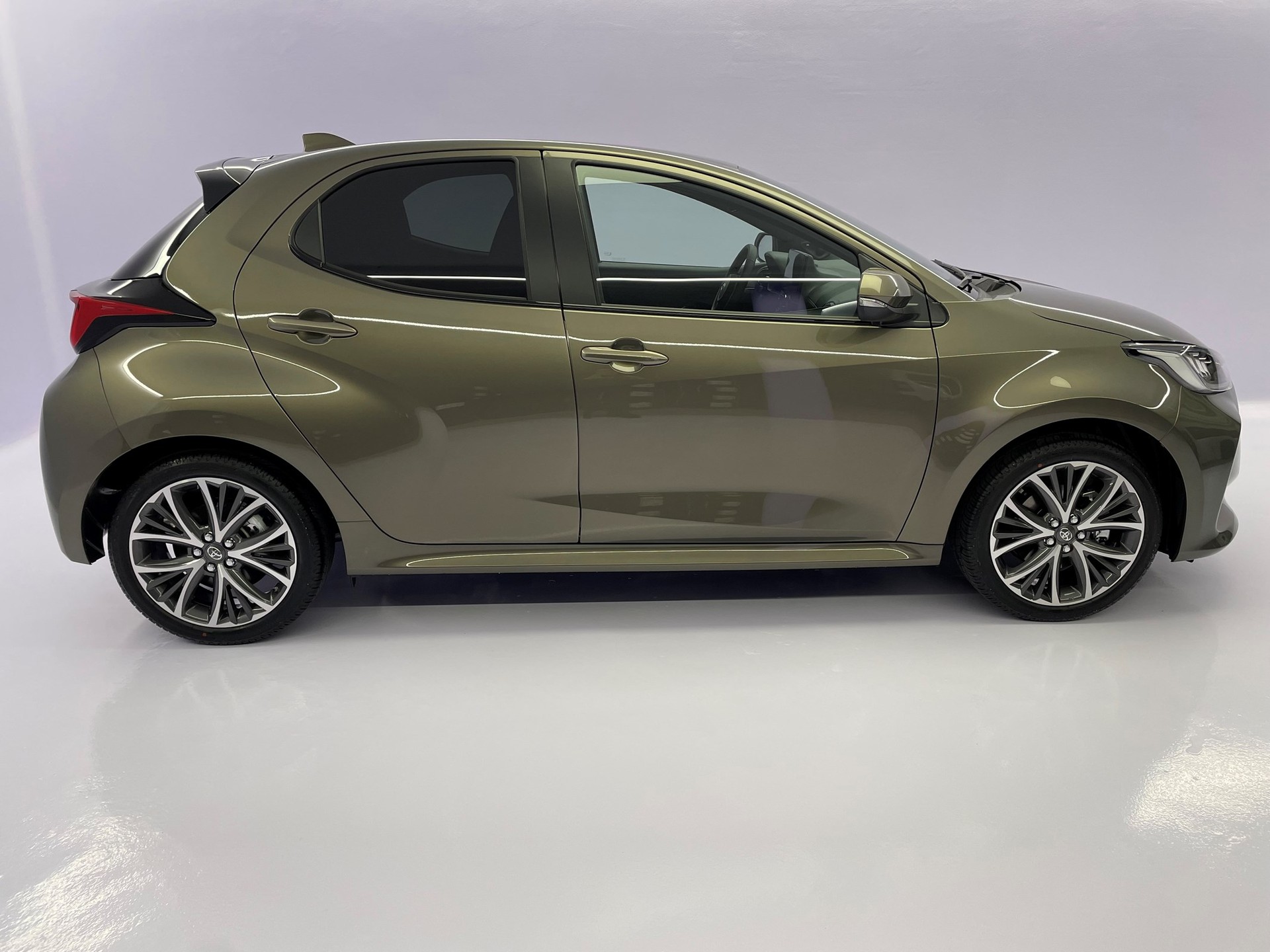 TOYOTA Yaris Hybrid 1.5 Premium-showroom-element-2