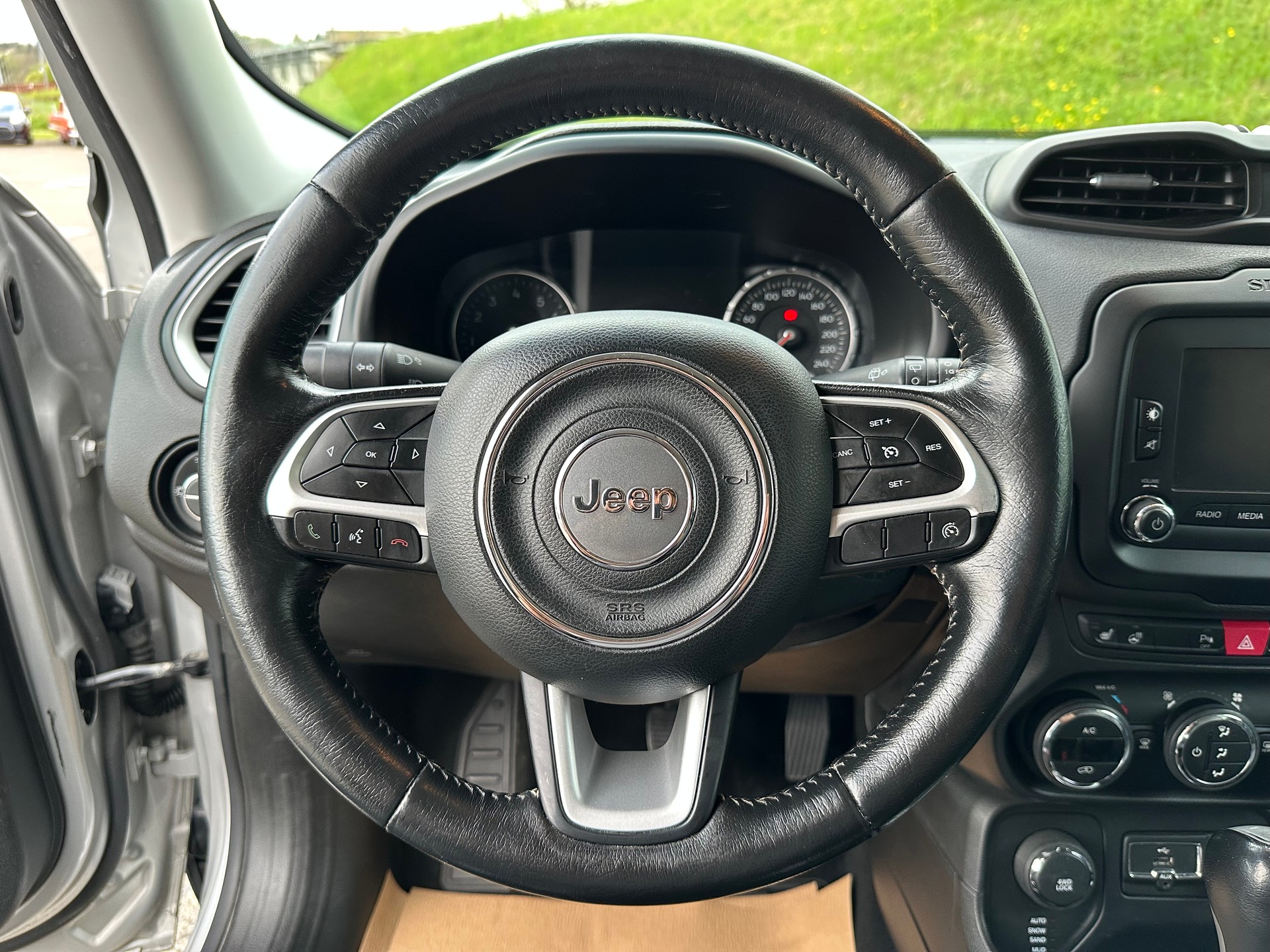 JEEP Renegade 1.4 Turbo Limited AWD-image-10