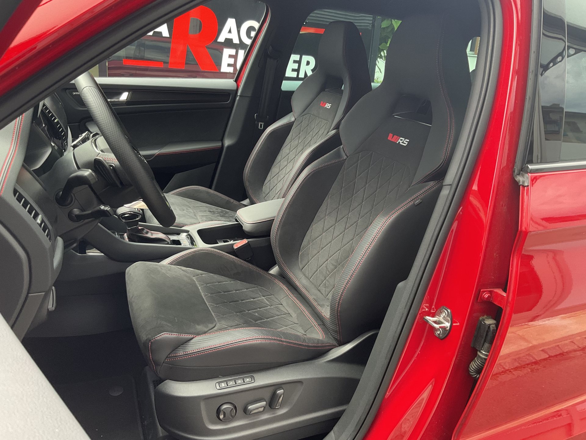 SKODA KODIAQ RS 4x4 *** Topausstattung mit nur 7'900km !! ***-image-7