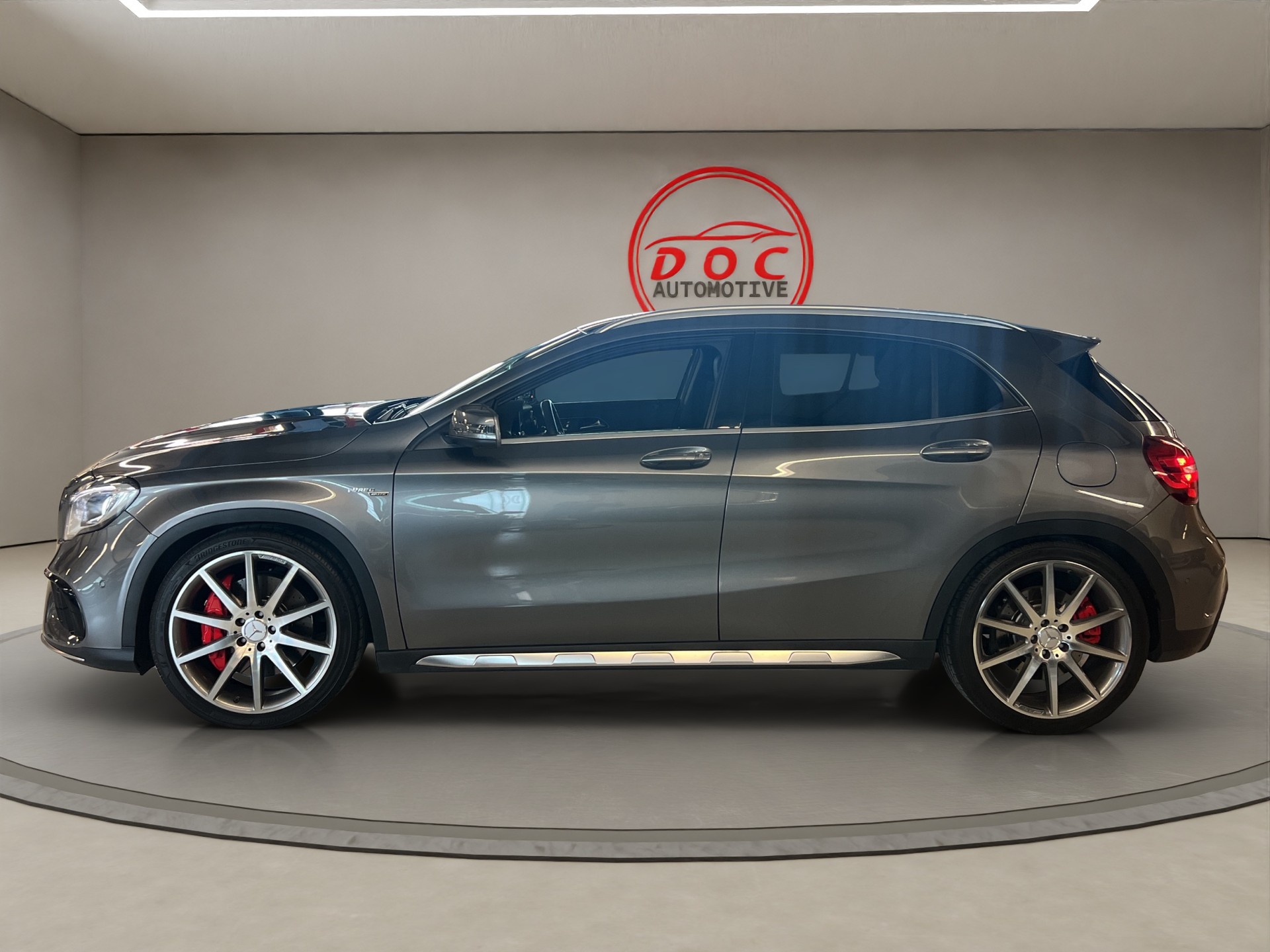 MERCEDES-BENZ GLA 45 AMG 4Matic 7G-DCT / CH-Fahrzeug mit Gratis Service-showroom-element-1