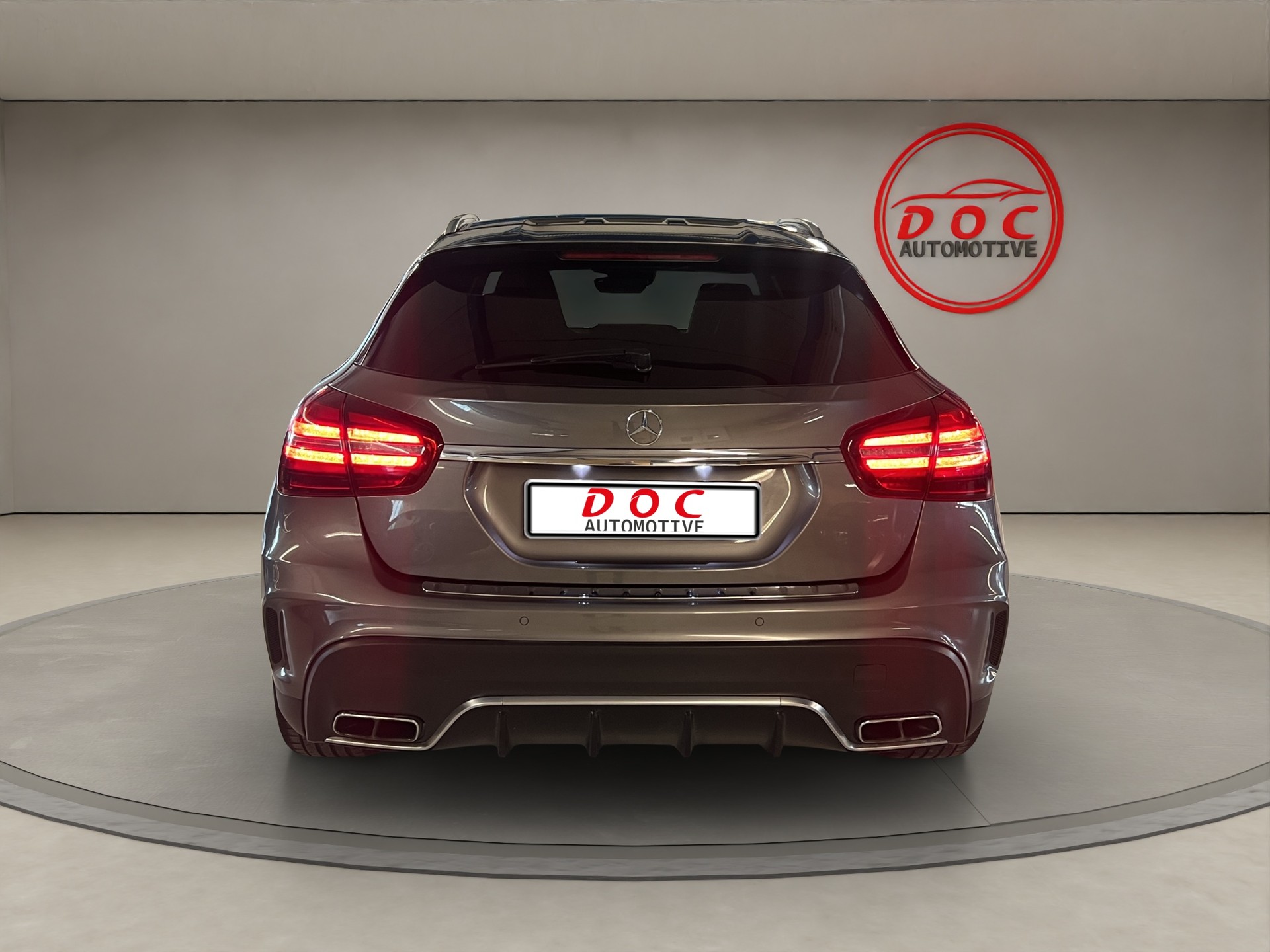 MERCEDES-BENZ GLA 45 AMG 4Matic 7G-DCT / CH-Fahrzeug mit Gratis Service-showroom-element-2