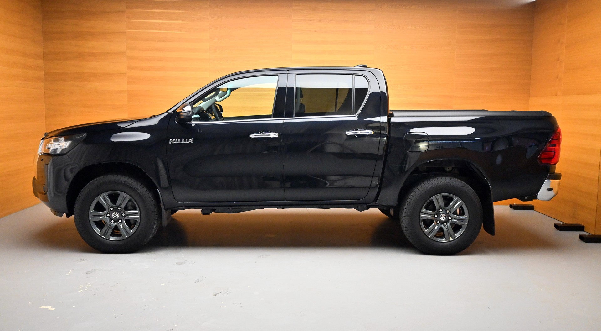 TOYOTA Hilux 2.8D-4D Premium Double Cab 4x4 *AHK*-showroom-element-2