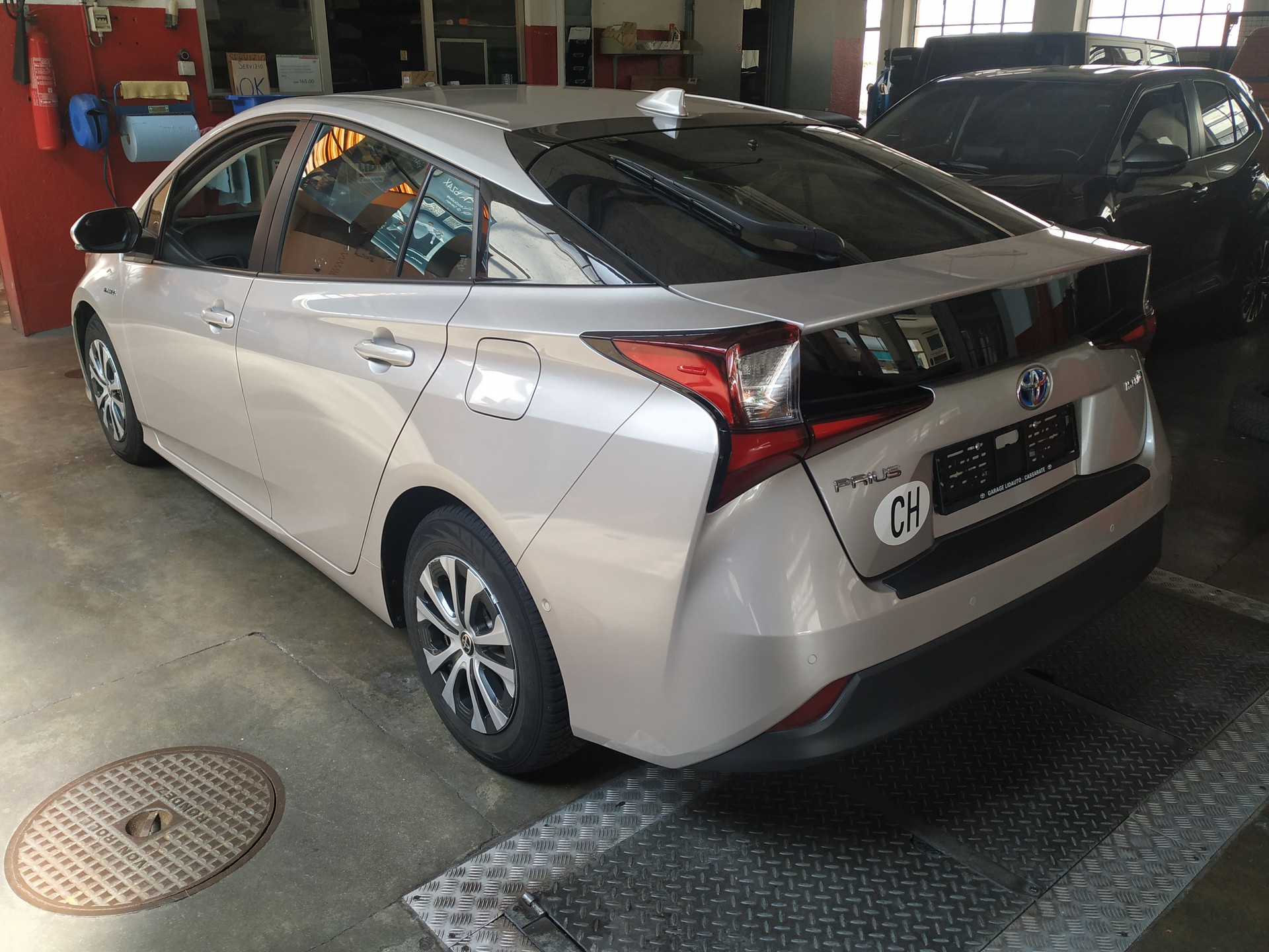 TOYOTA Prius 1.8 VVT-i HSD Premium-showroom-element-1