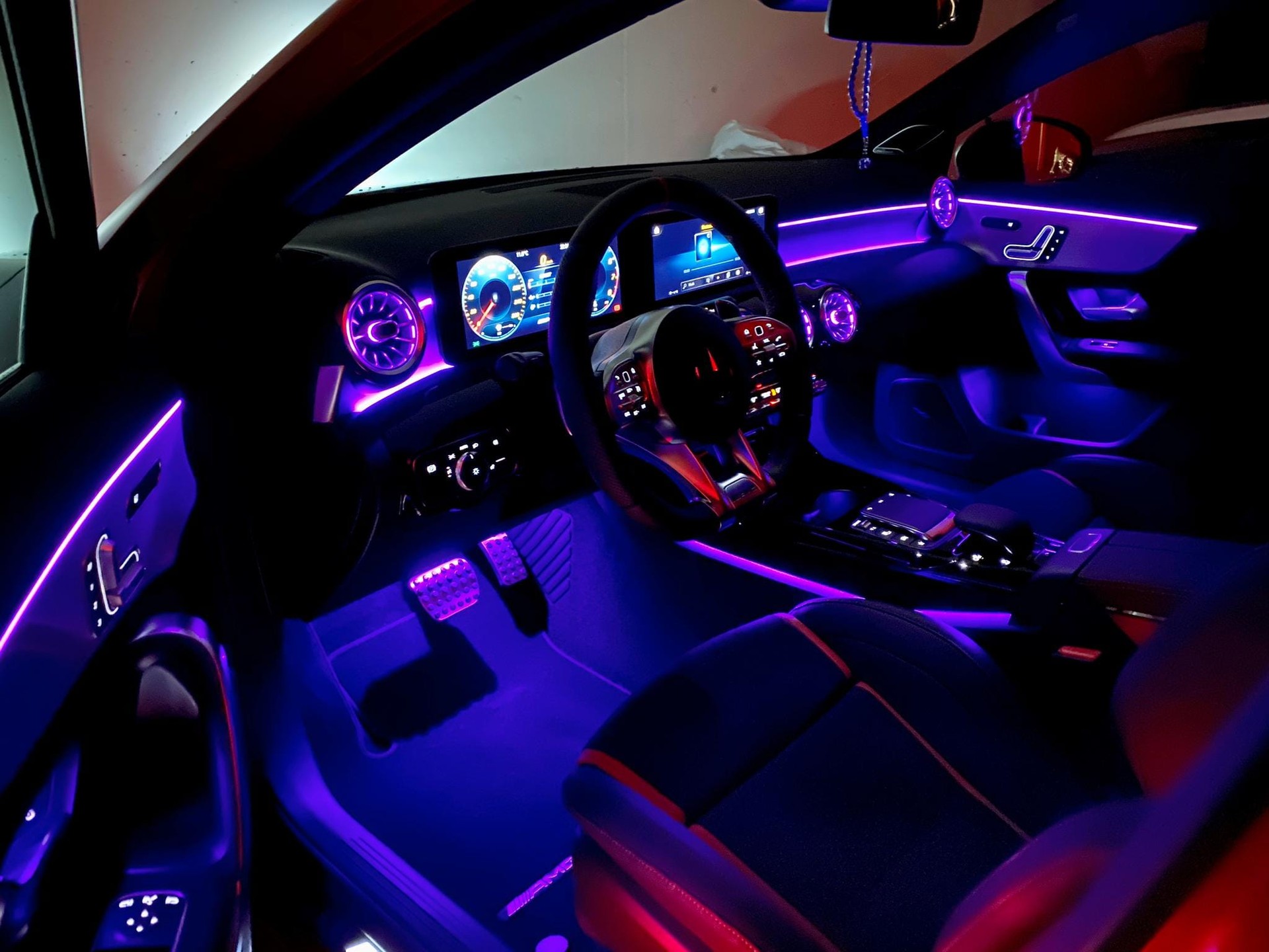 MERCEDES-BENZ A 35 AMG 4Matic Speedshift-image-14