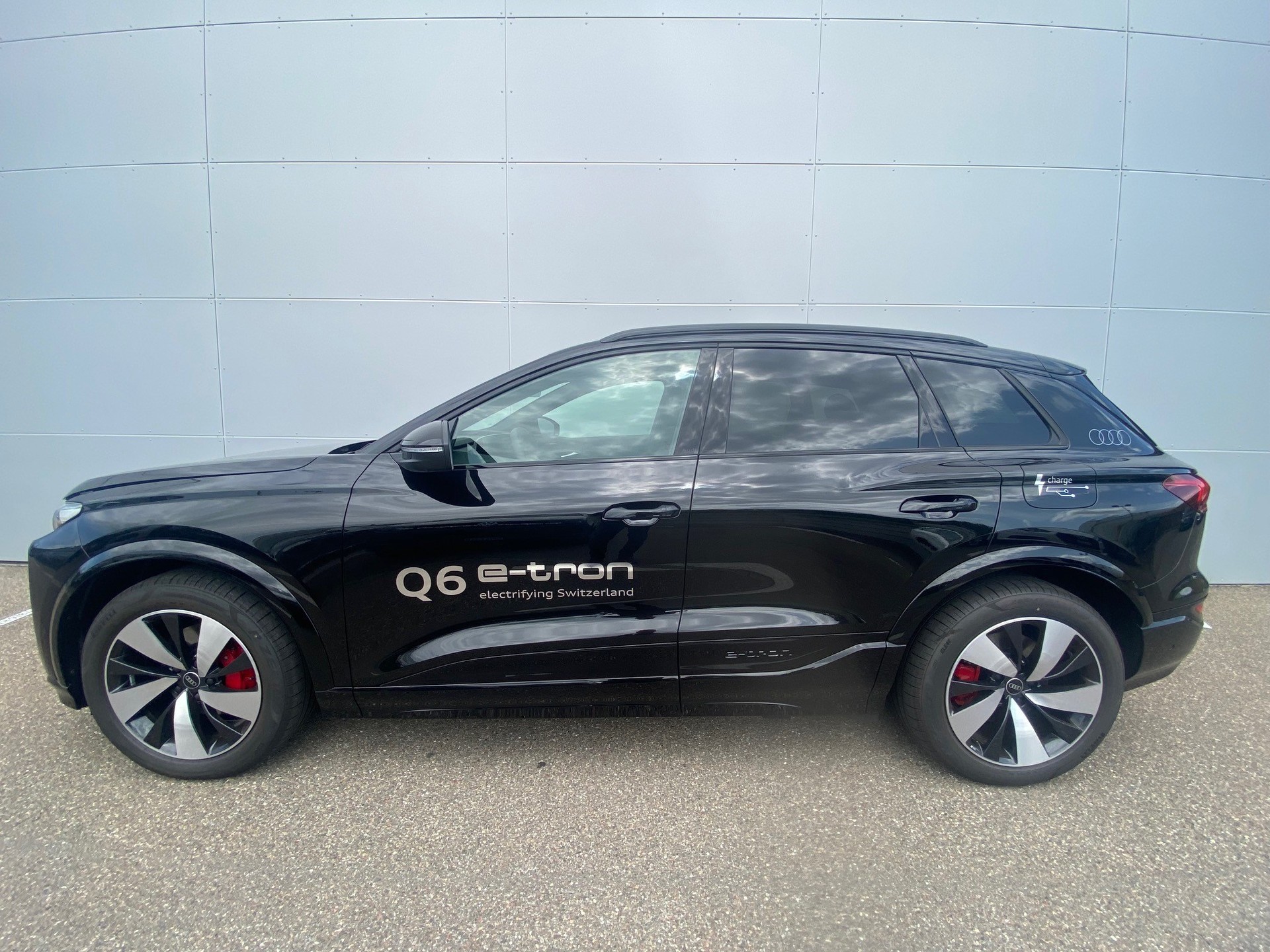 AUDI Q6 e-tron quattro-image-1