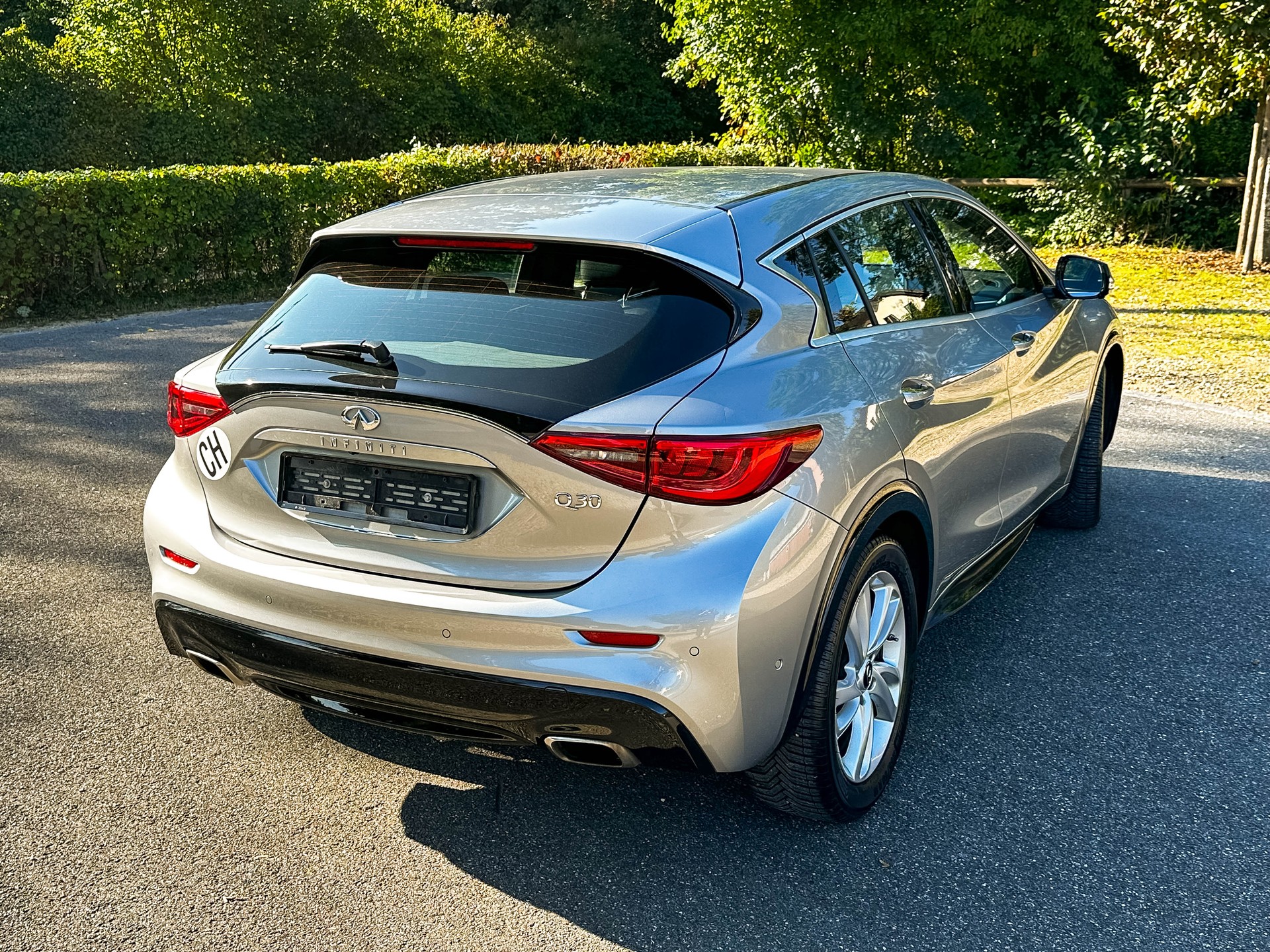 INFINITI Q30 1.6t Premium Tech FWD-image-1