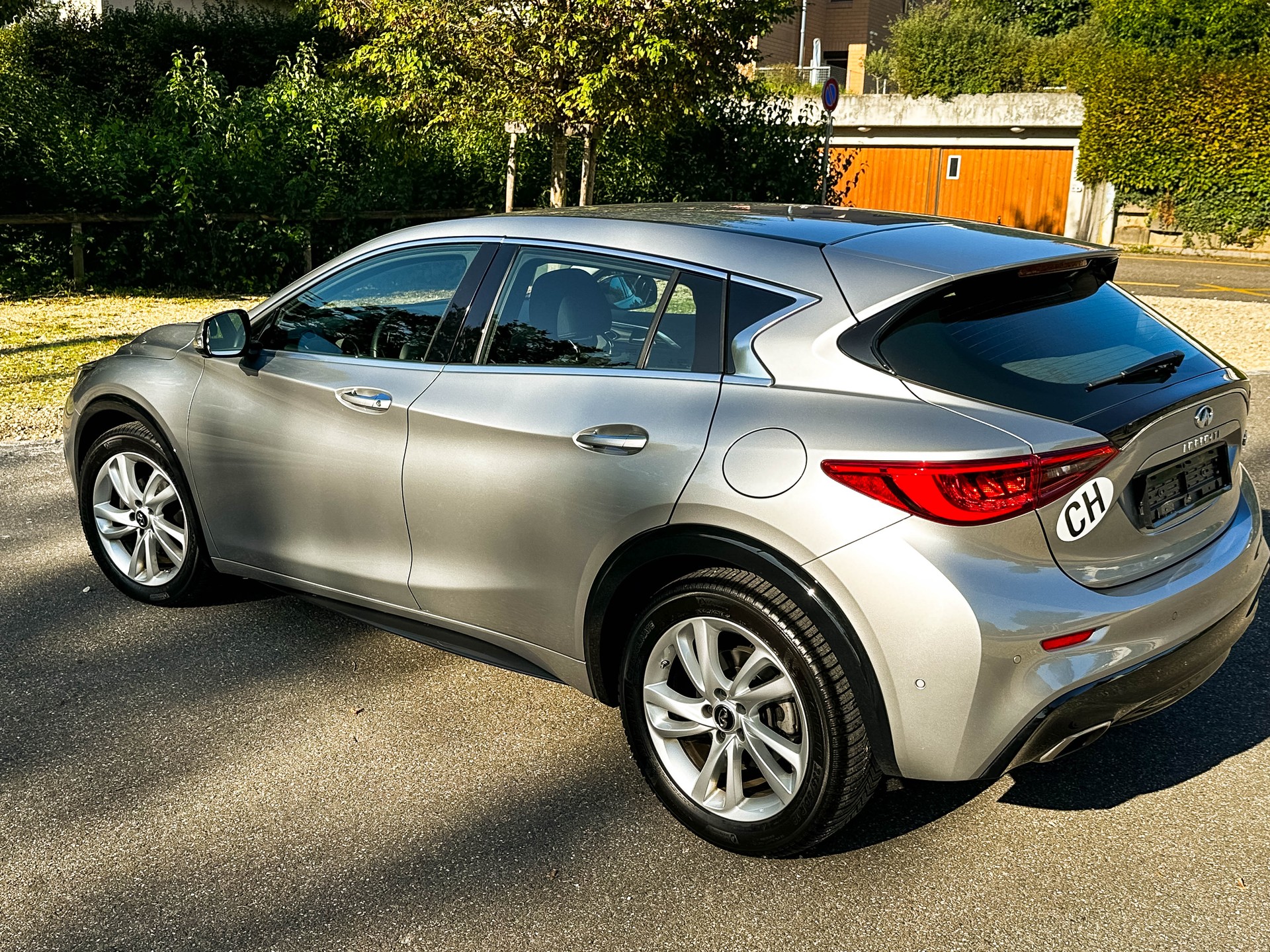 INFINITI Q30 1.6t Premium Tech FWD-image-0