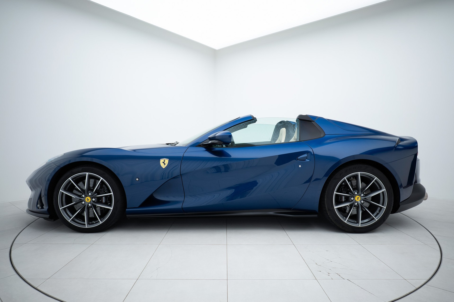 FERRARI 812 GTS-showroom-element-1