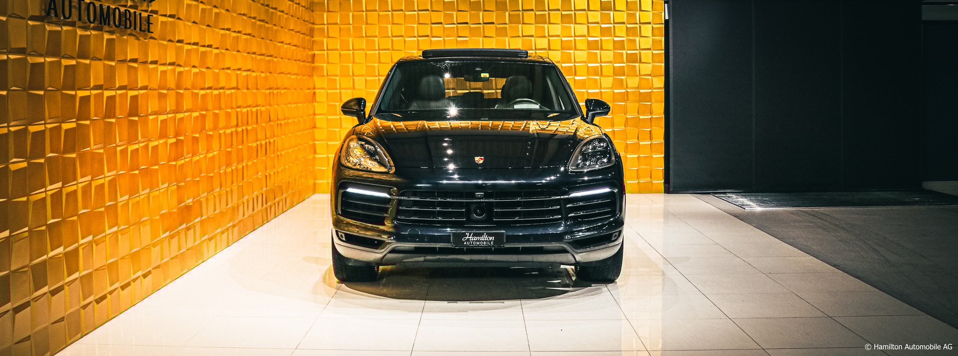 PORSCHE Cayenne-showroom-element-2