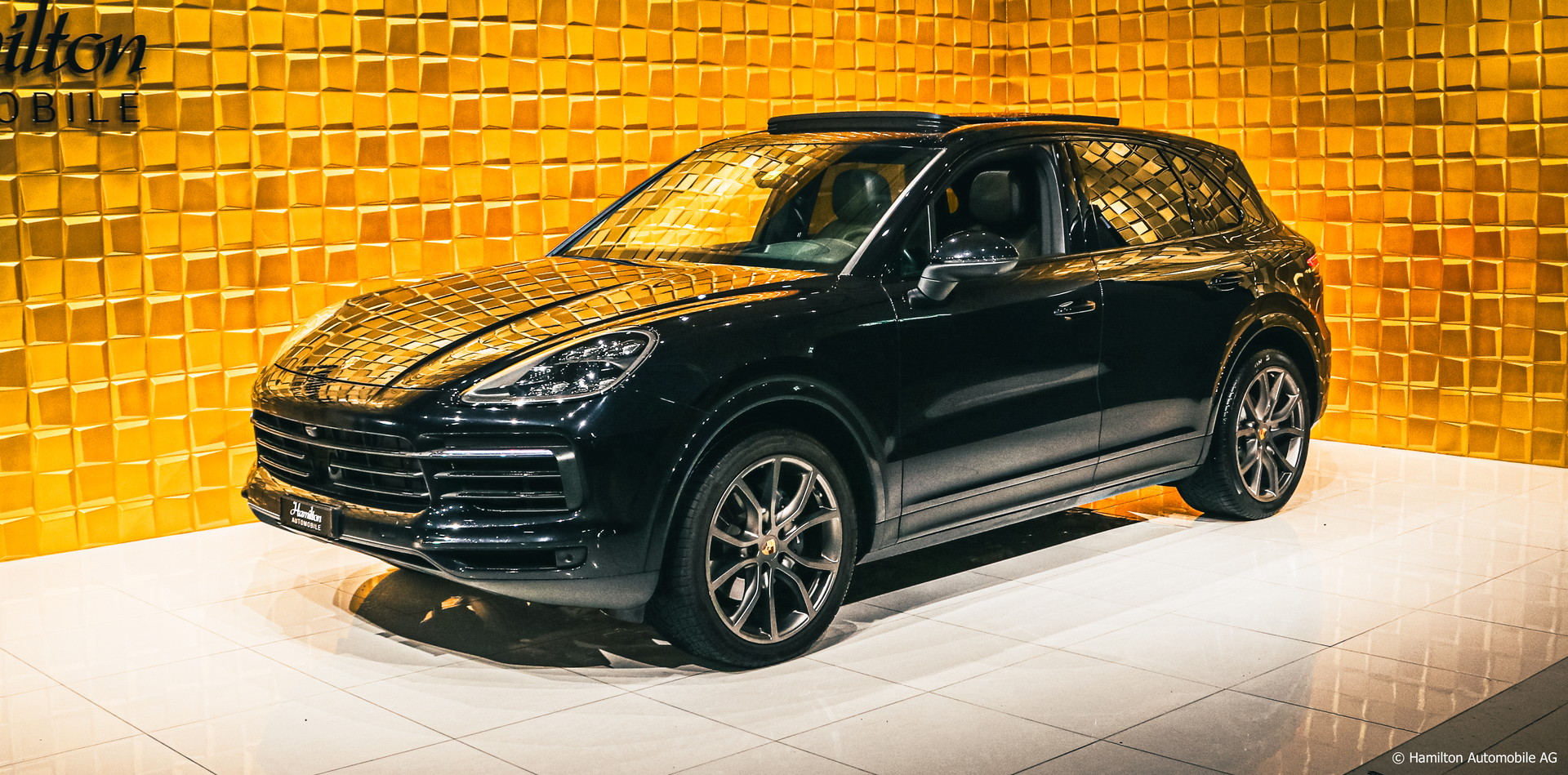 PORSCHE Cayenne-showroom-element-3