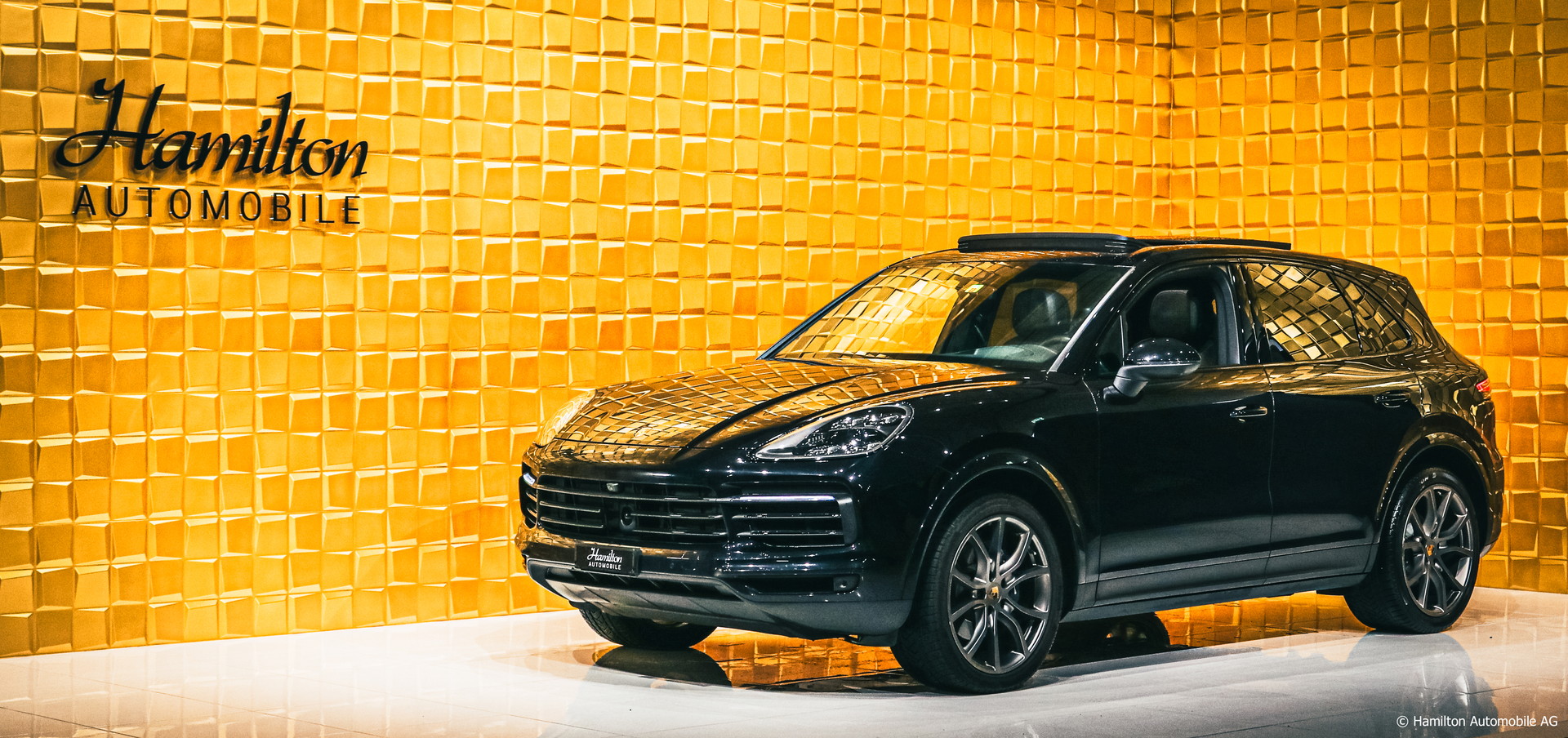 PORSCHE Cayenne-showroom-element-1