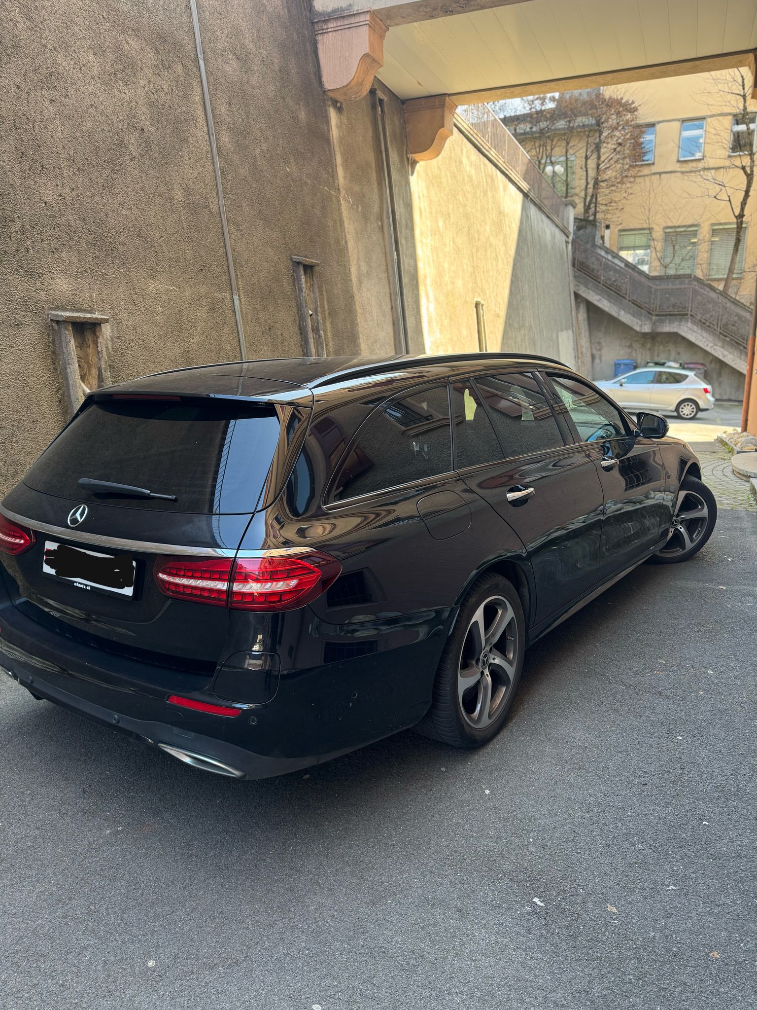 MERCEDES-BENZ E 300 de T Exclusive 9G-Tronic-image-2
