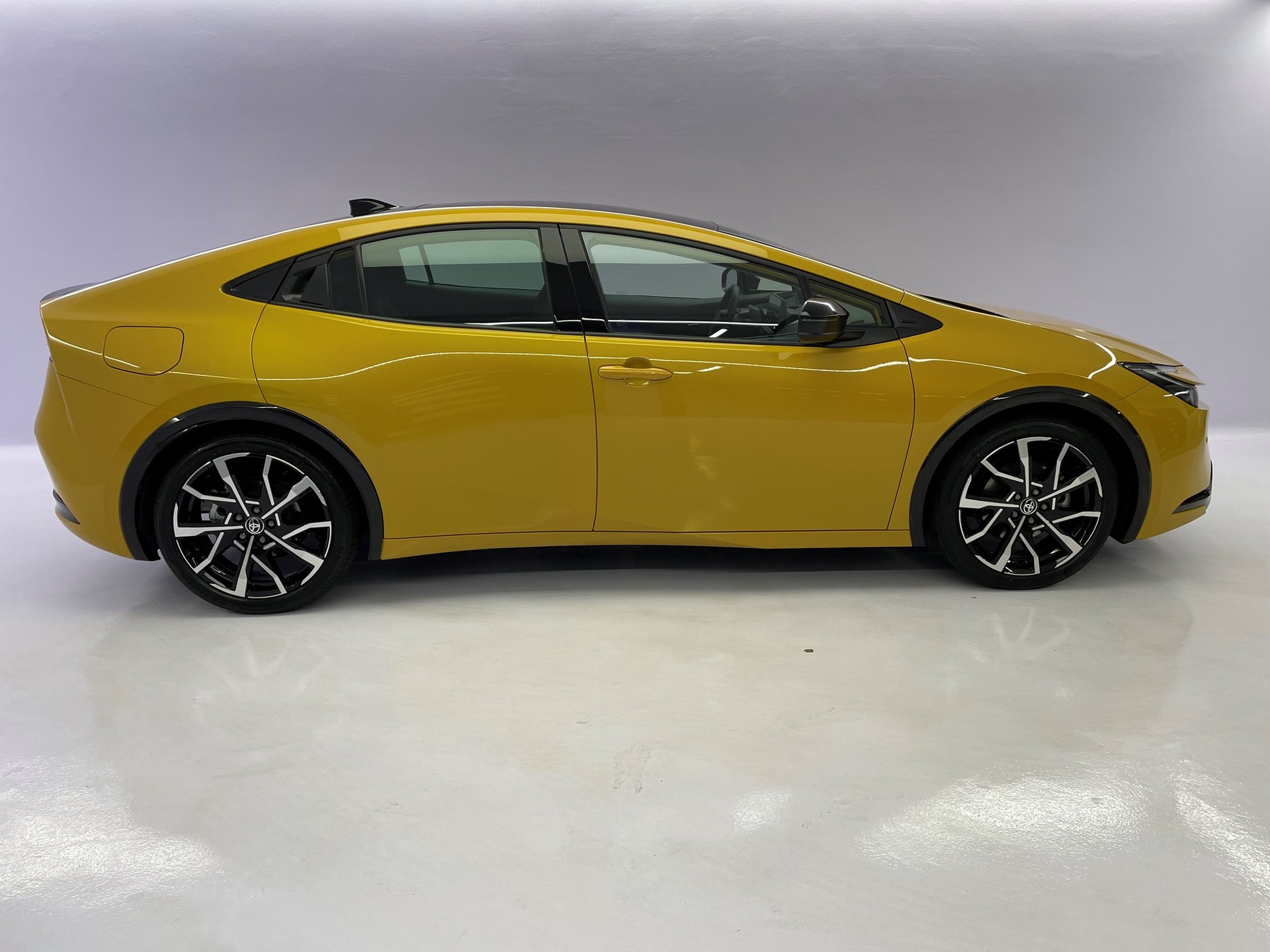 TOYOTA Prius Plug-in Hybrid 2.0 Style-showroom-element-2