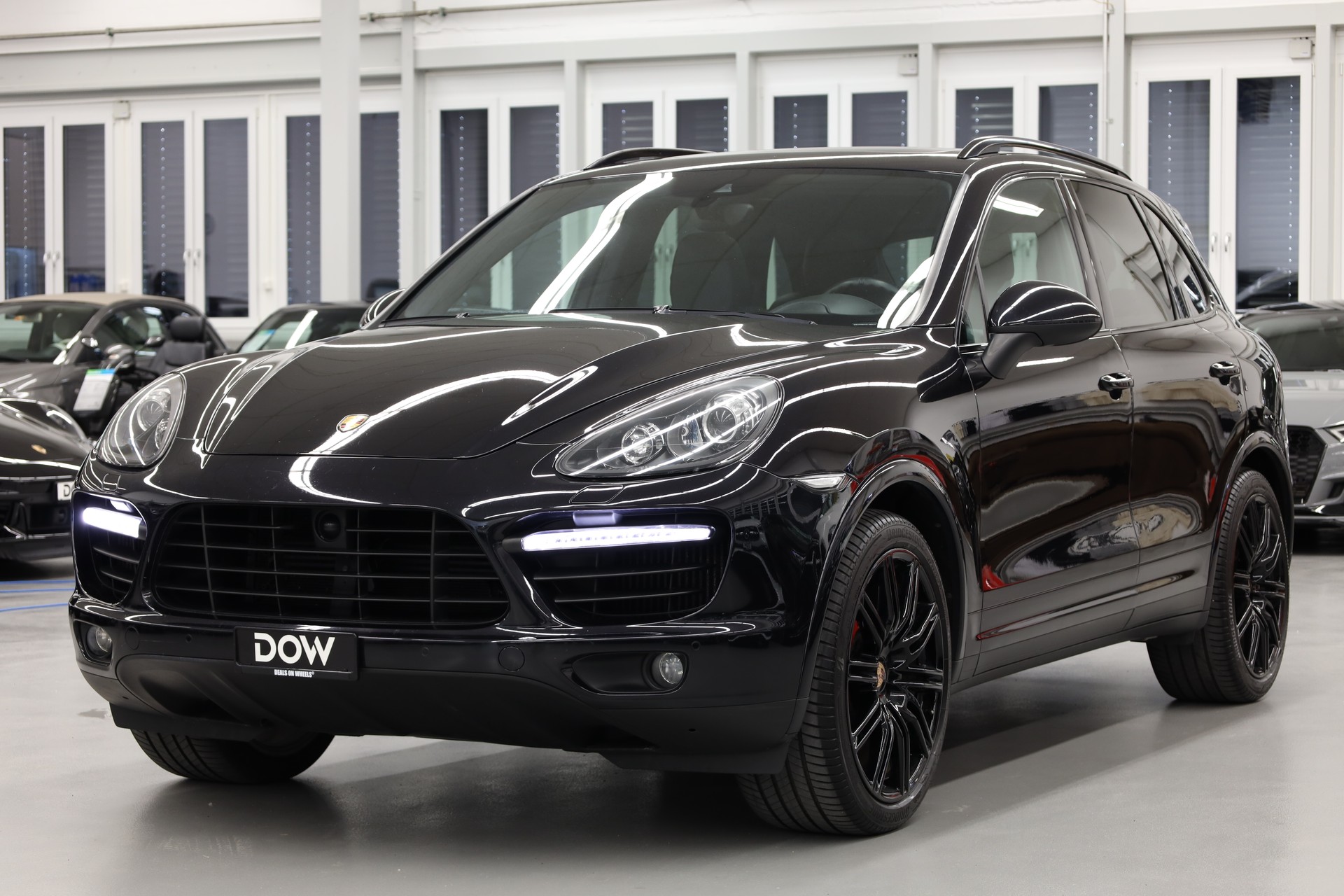 PORSCHE Cayenne Turbo-showroom-element-2