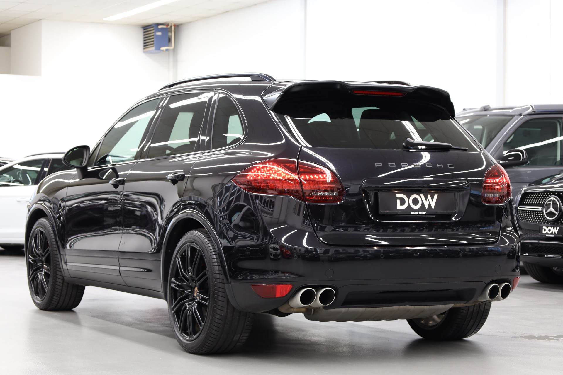 PORSCHE Cayenne Turbo-showroom-element-3