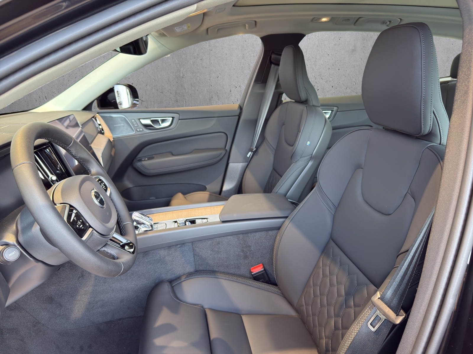 Image VOLVO XC60 XC60 B5 Benzin Mild Hybrid AWD Ultra Dark Geartronic