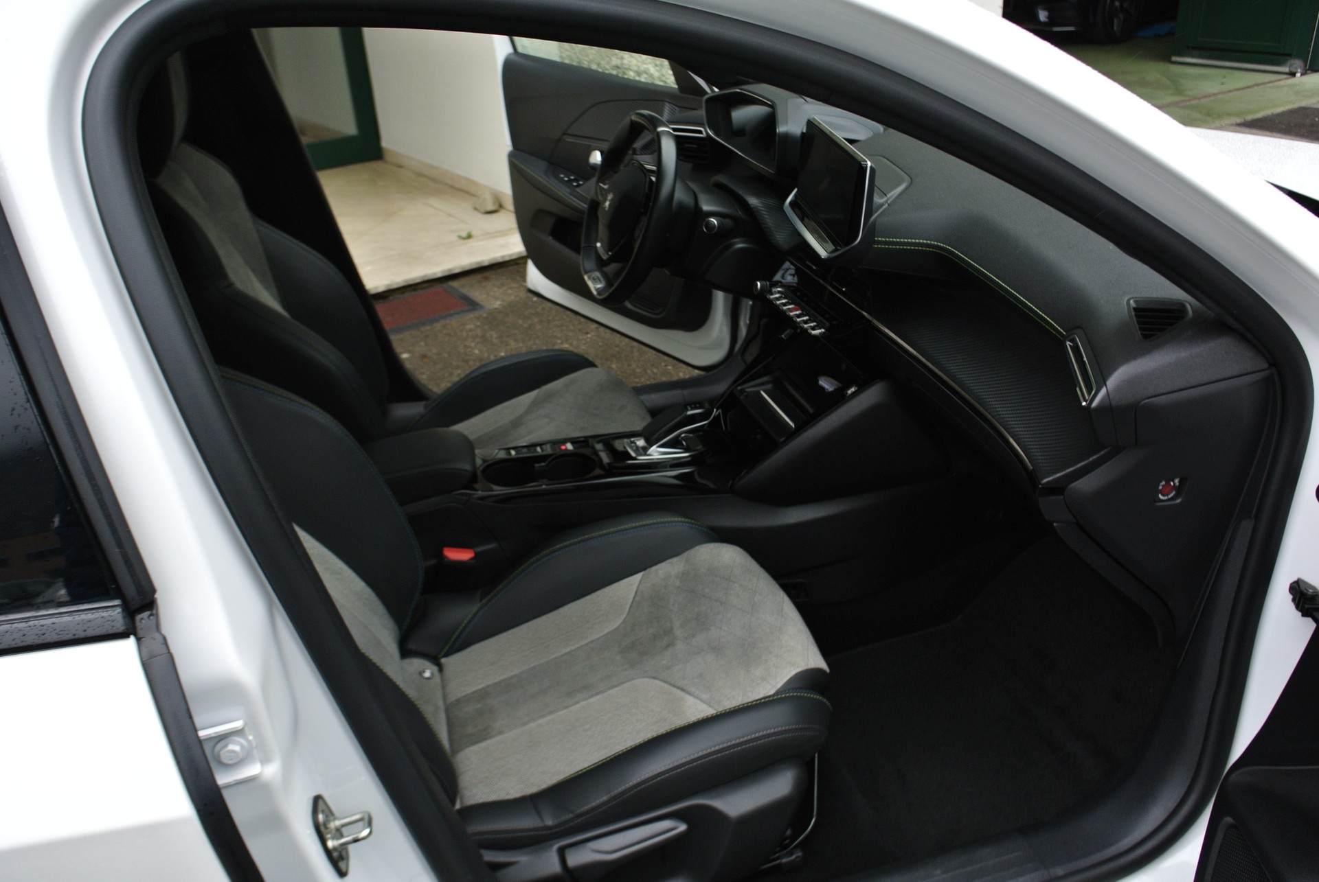 PEUGEOT 208 Elektrik GT Pack-image-23