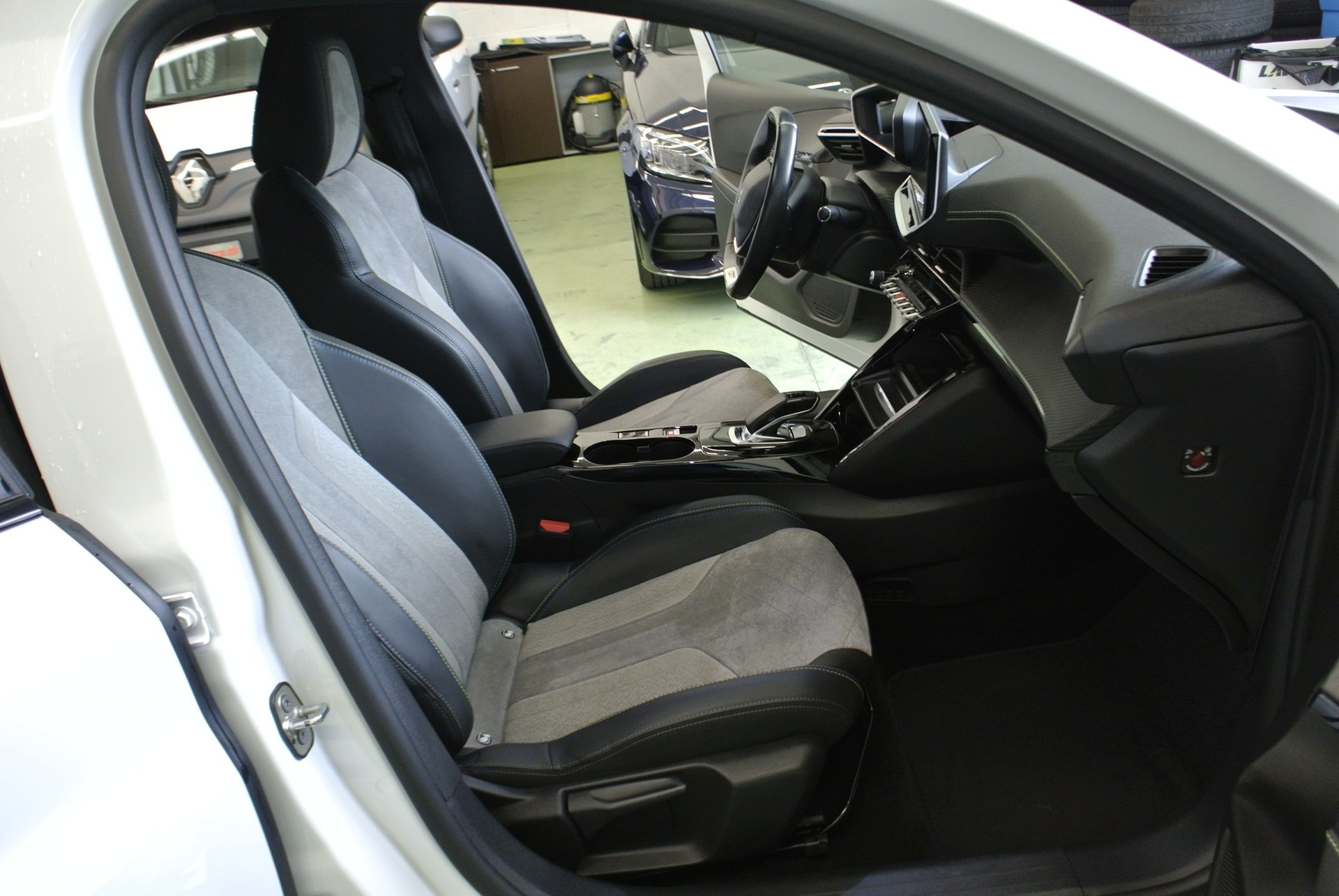 PEUGEOT 208 Elektrik GT Pack-image-12