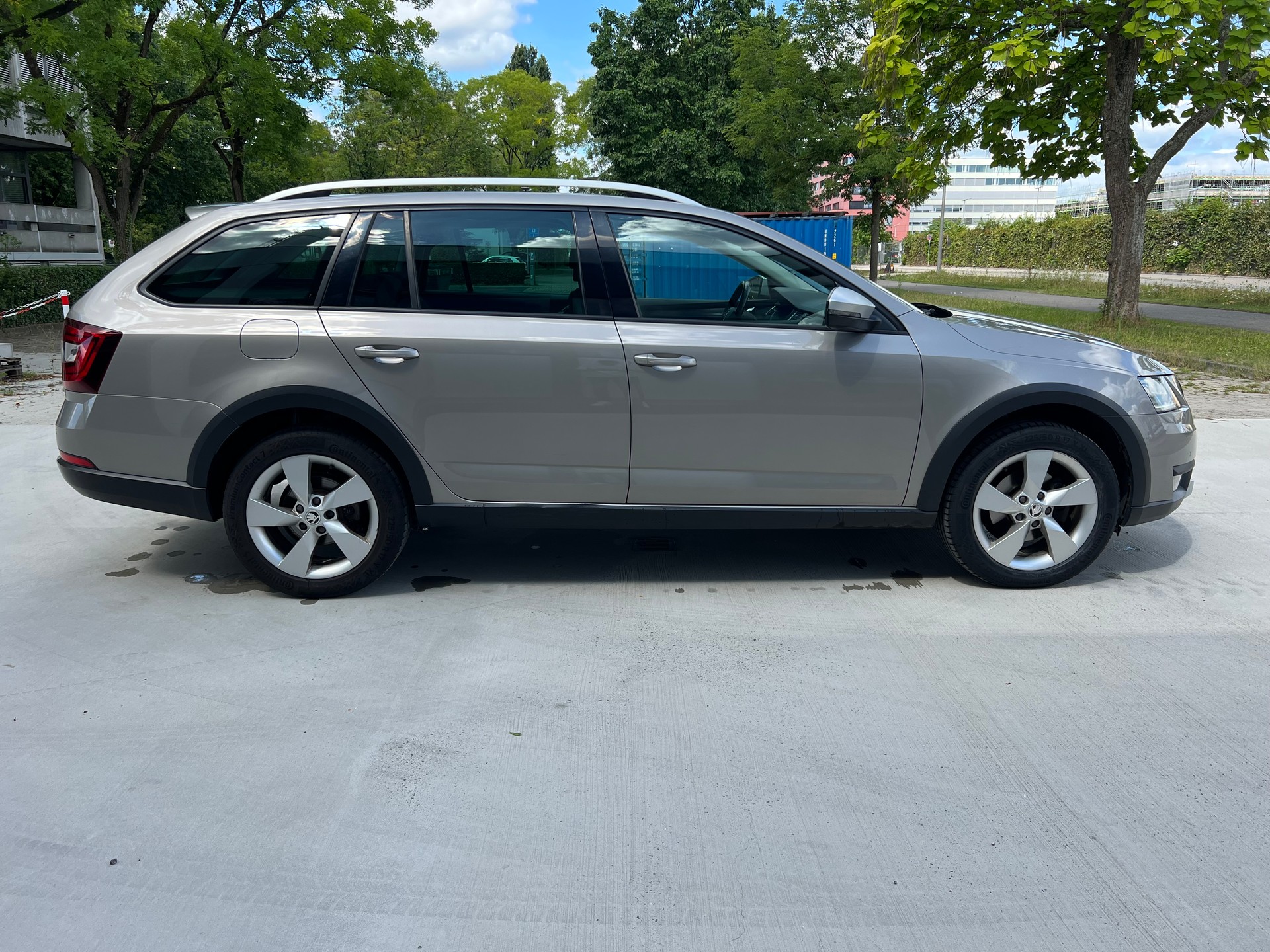 SKODA Octavia Combi 2.0 TDI Scout 4x4 DSG-showroom-element-3