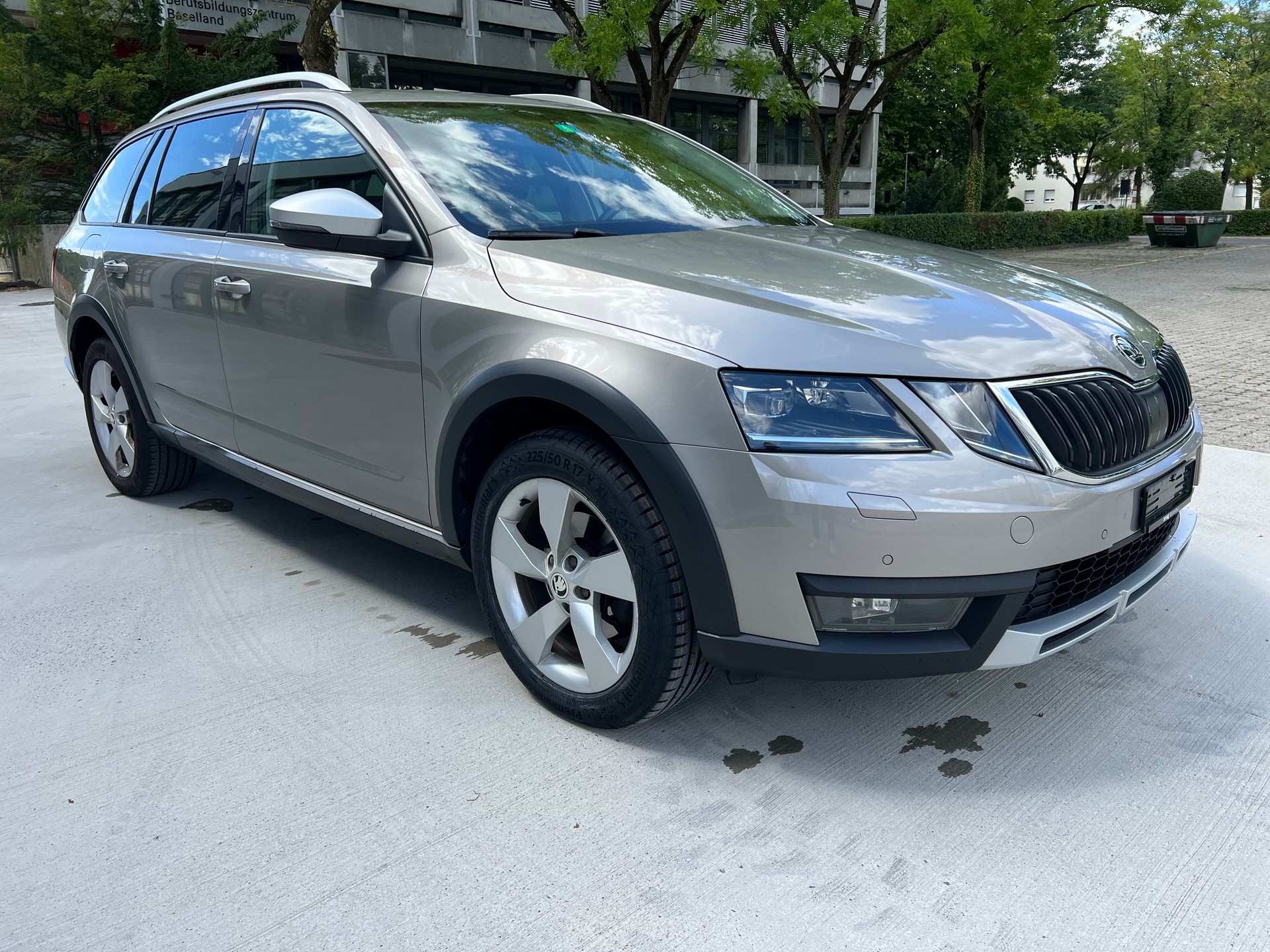 SKODA Octavia Combi 2.0 TDI Scout 4x4 DSG-showroom-element-2