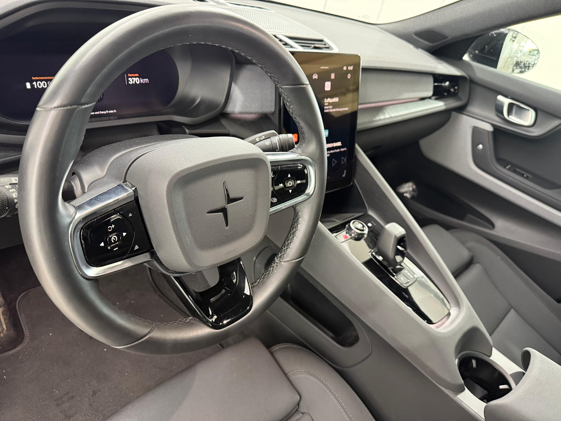 POLESTAR 2 Long Range Dual Motor-showroom-element-3