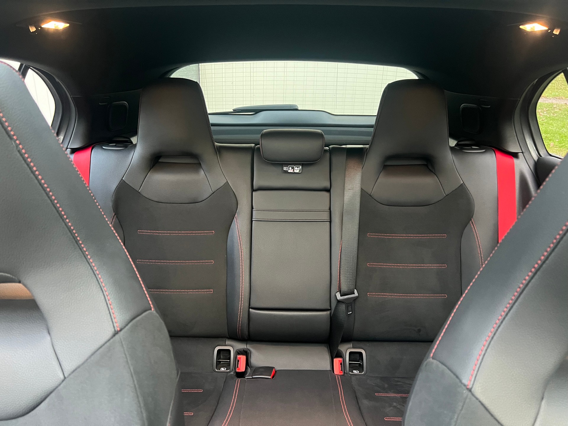 MERCEDES-BENZ A 35 AMG 4Matic Speedshift-image-4