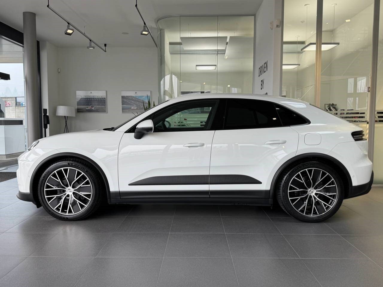 PORSCHE MACAN-showroom-element-1