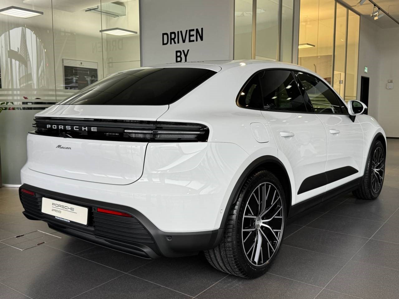 PORSCHE MACAN-showroom-element-2
