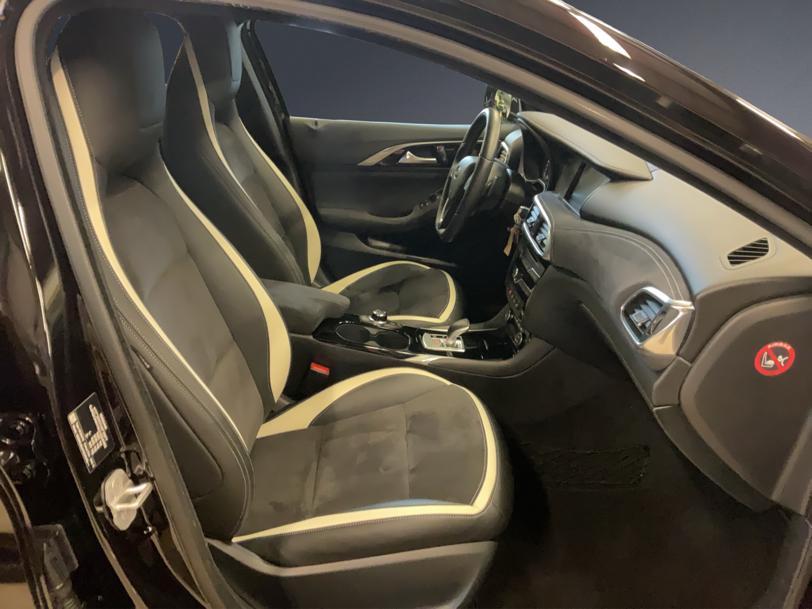 INFINITI Q30 2.0t Sport AWD-image-8