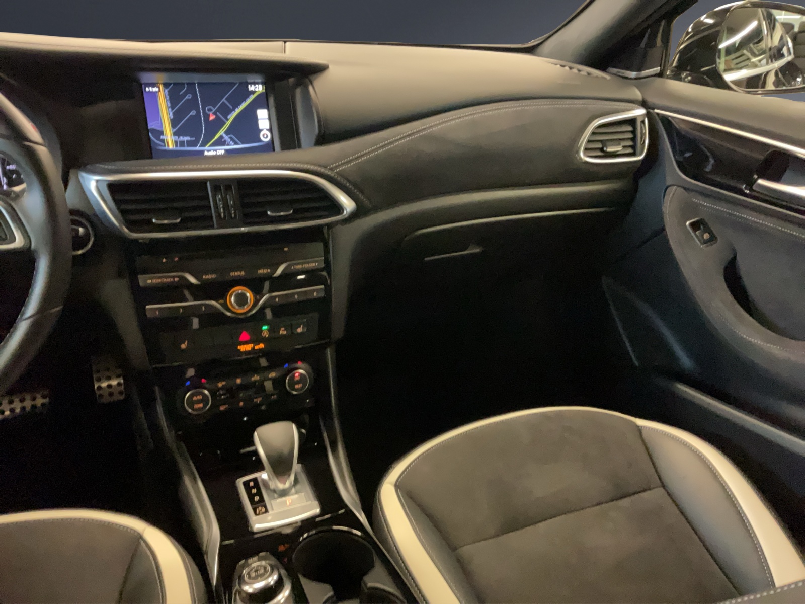 INFINITI Q30 2.0t Sport AWD-image-6