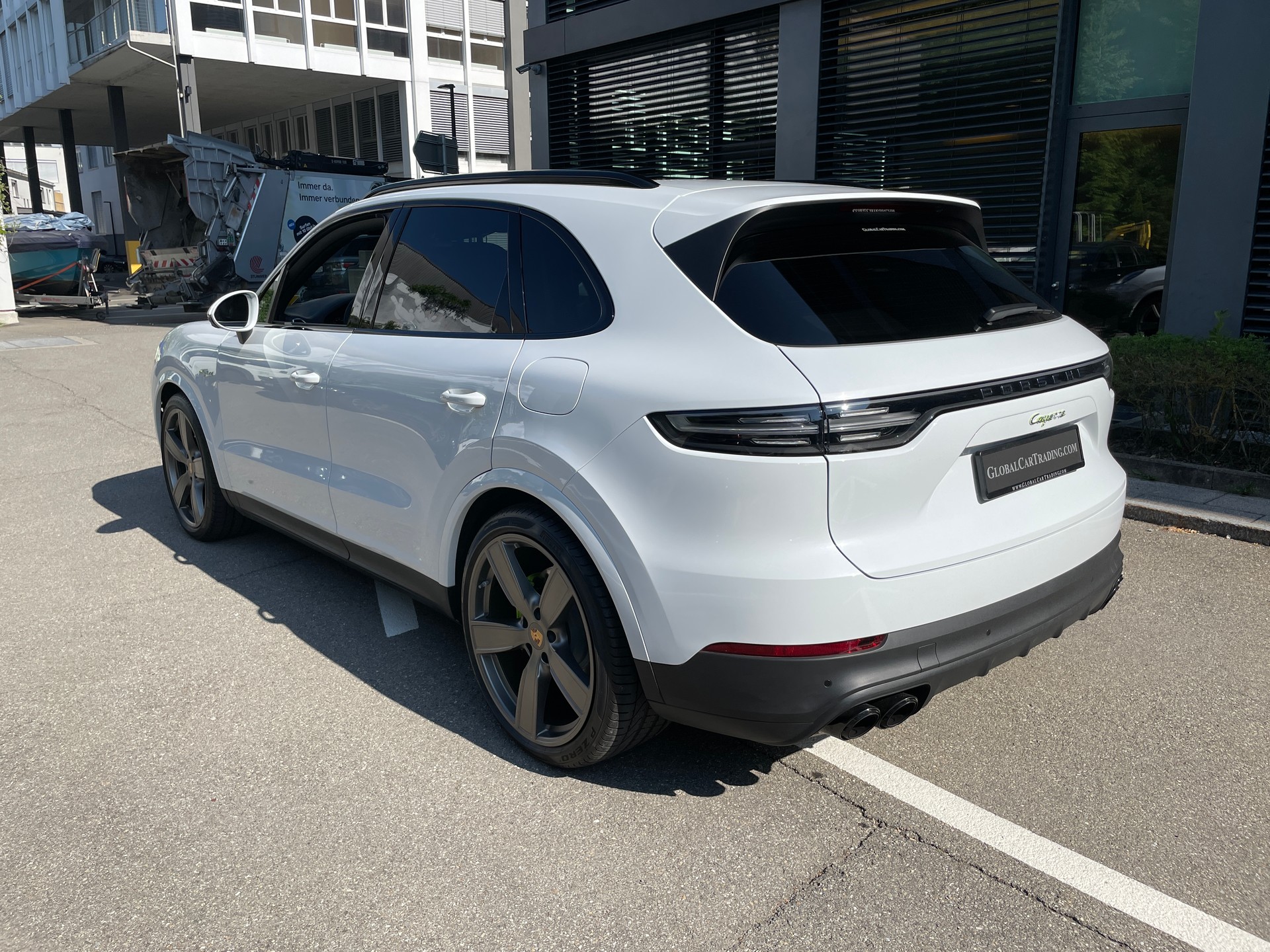 PORSCHE Cayenne E-Hybrid-showroom-element-2