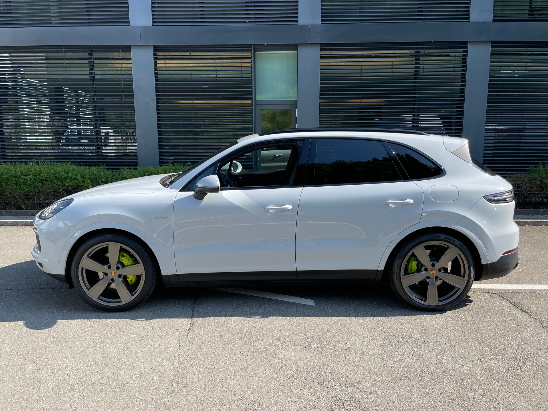 PORSCHE Cayenne E-Hybrid-showroom-element-1