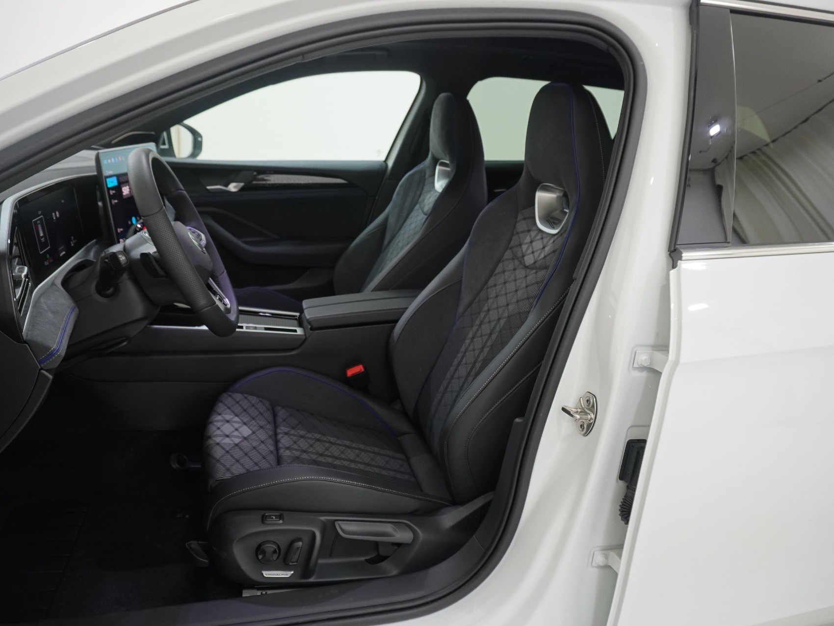 VW PASSAT Variant 1.5 TSI Plug-in-Hybrid R-Line-image-12