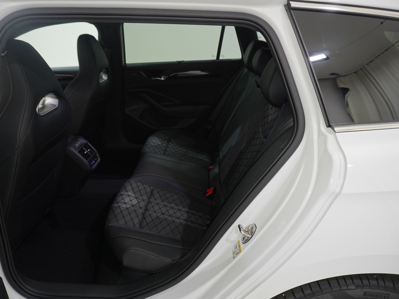 VW PASSAT Variant 1.5 TSI Plug-in-Hybrid R-Line-image-14
