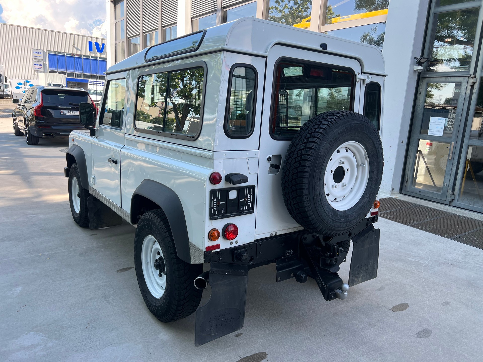LAND ROVER Defender 90 2.4 Td4 Station Wagon-showroom-element-2