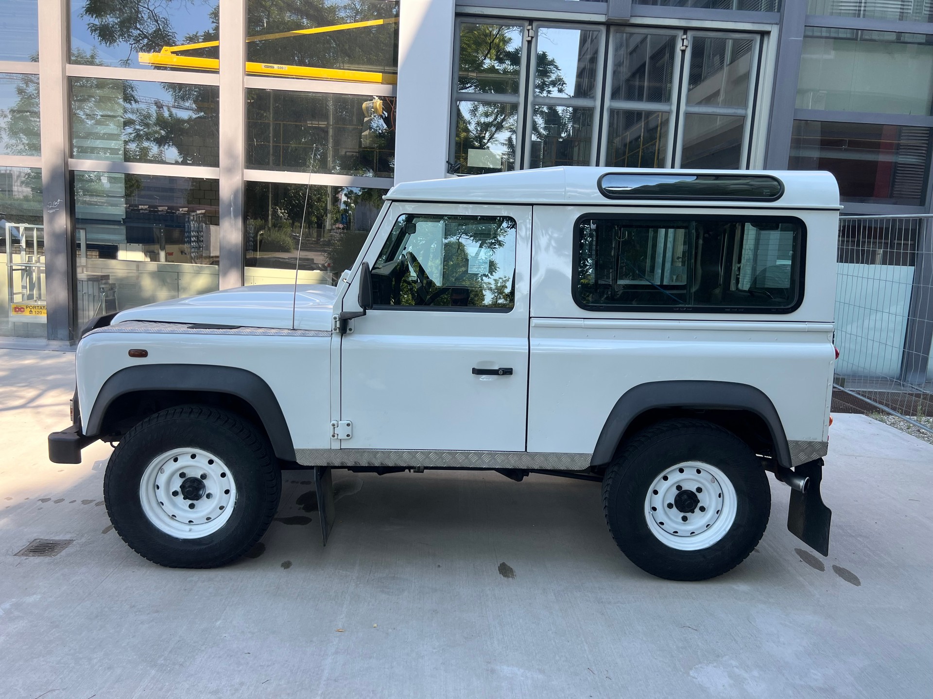 LAND ROVER Defender 90 2.4 Td4 Station Wagon-showroom-element-1