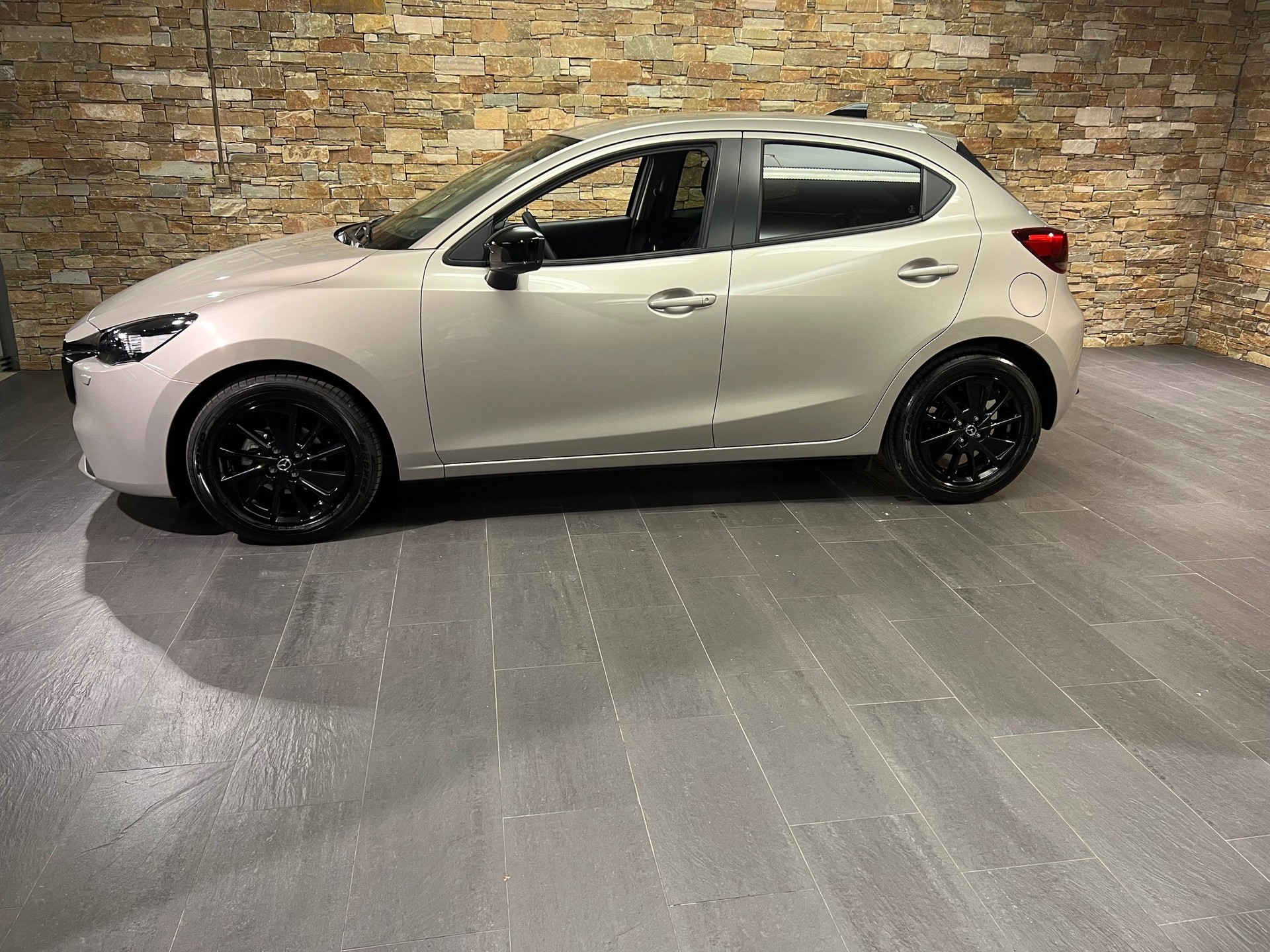 MAZDA 2 SKYACTIV-G 90 Homura Automat-showroom-element-2