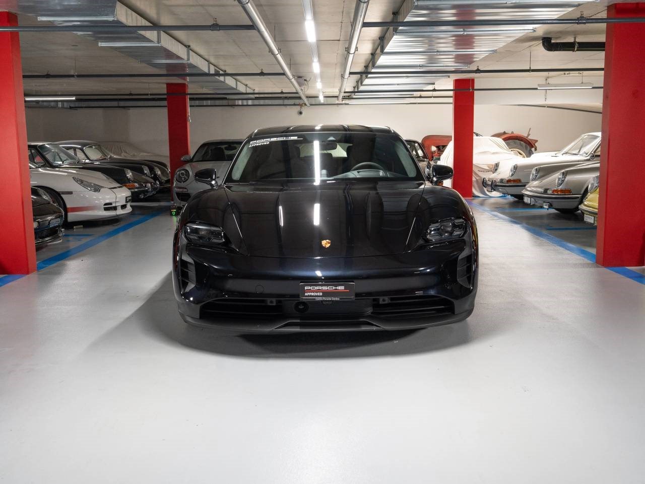 PORSCHE TAYCAN GTS Sport Turismo-showroom-element-1
