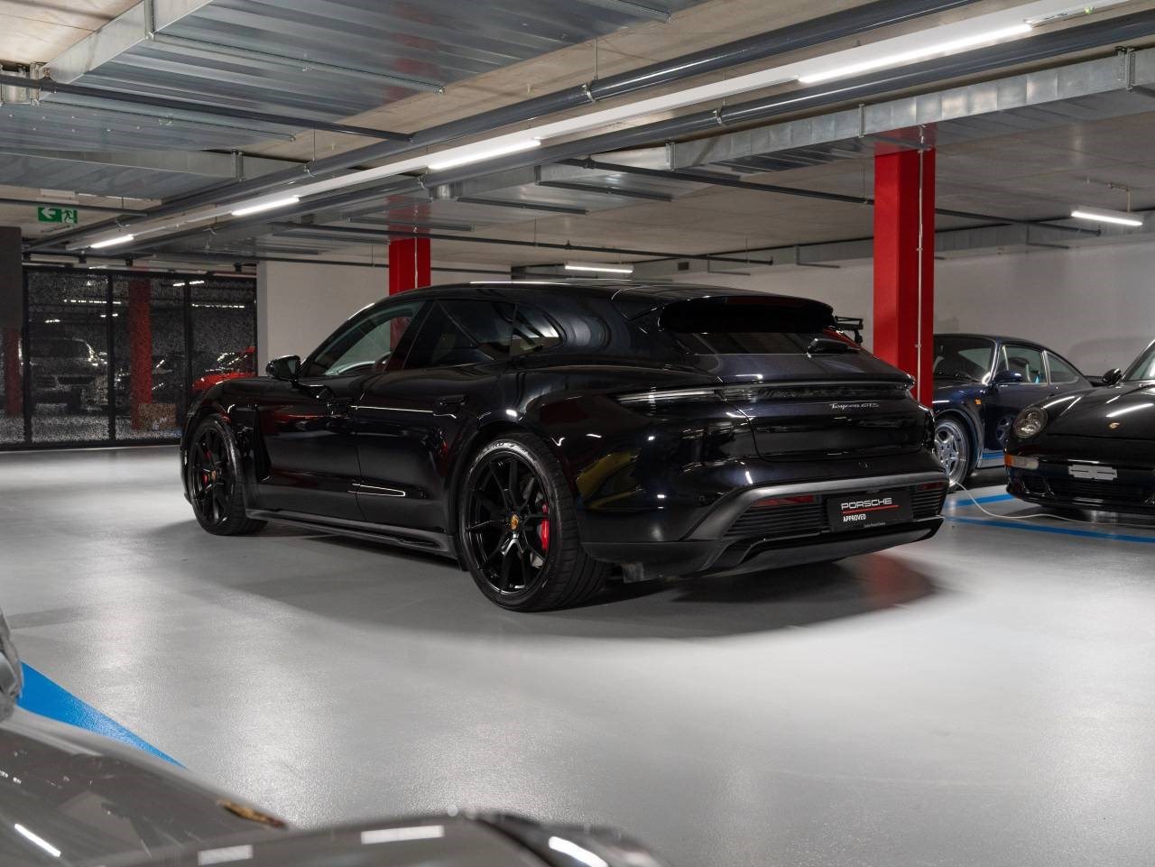 PORSCHE TAYCAN GTS Sport Turismo-showroom-element-2