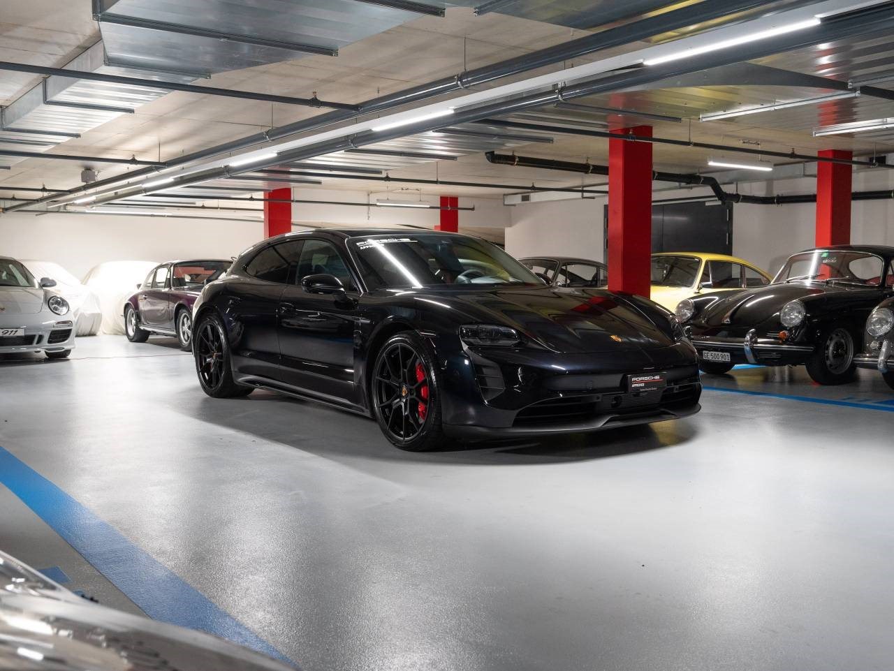 PORSCHE TAYCAN GTS Sport Turismo-showroom-element-3