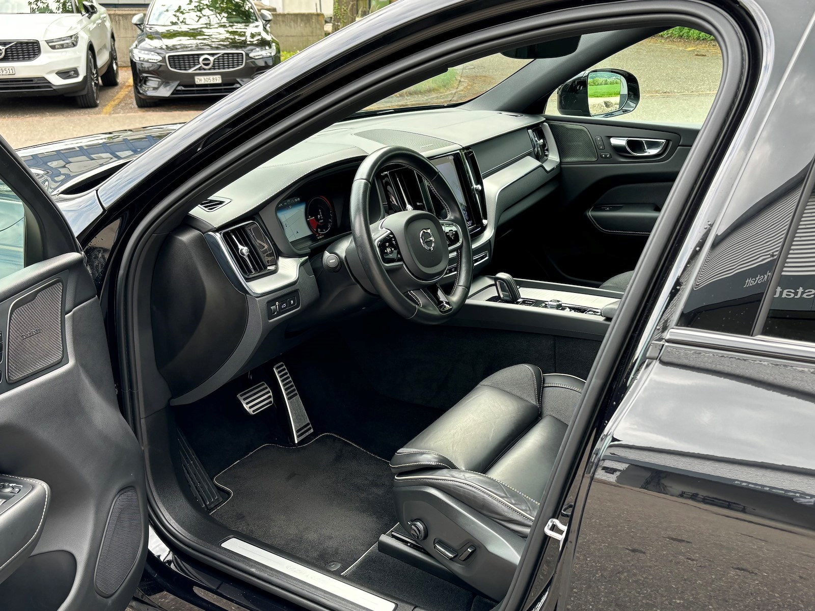 VOLVO XC60 2.0 T8 TE R-Design eAWD-showroom-element-2