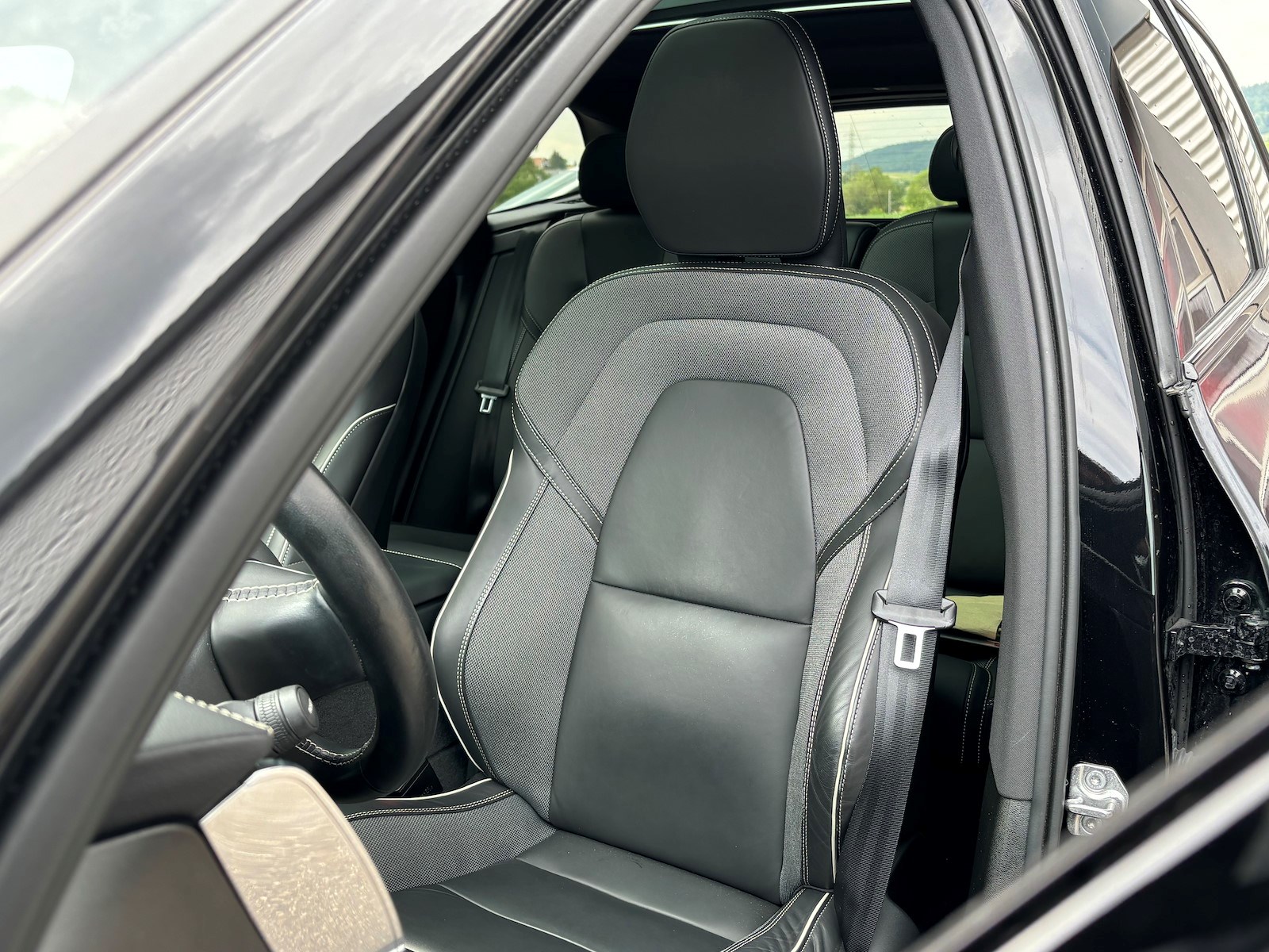 VOLVO XC60 2.0 T8 TE R-Design eAWD-showroom-element-3