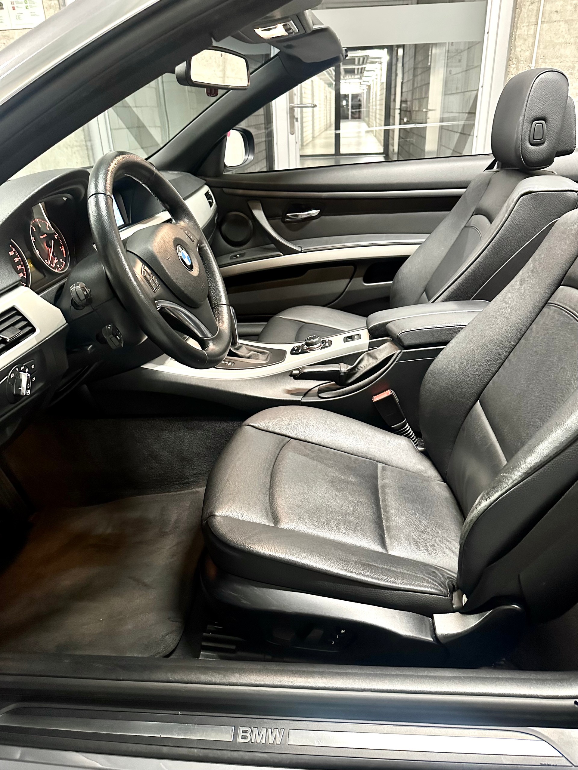 BMW 320i Cabriolet Steptronic-image-12