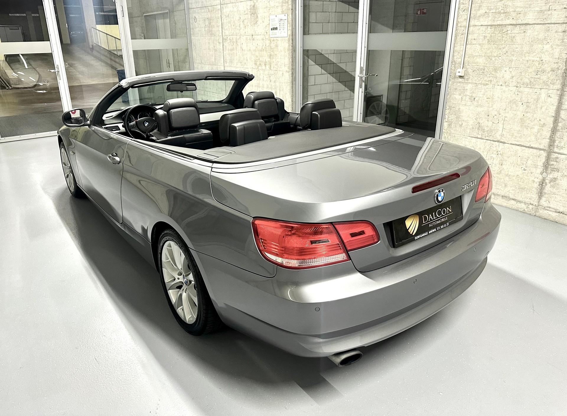 BMW 320i Cabriolet Steptronic-image-10