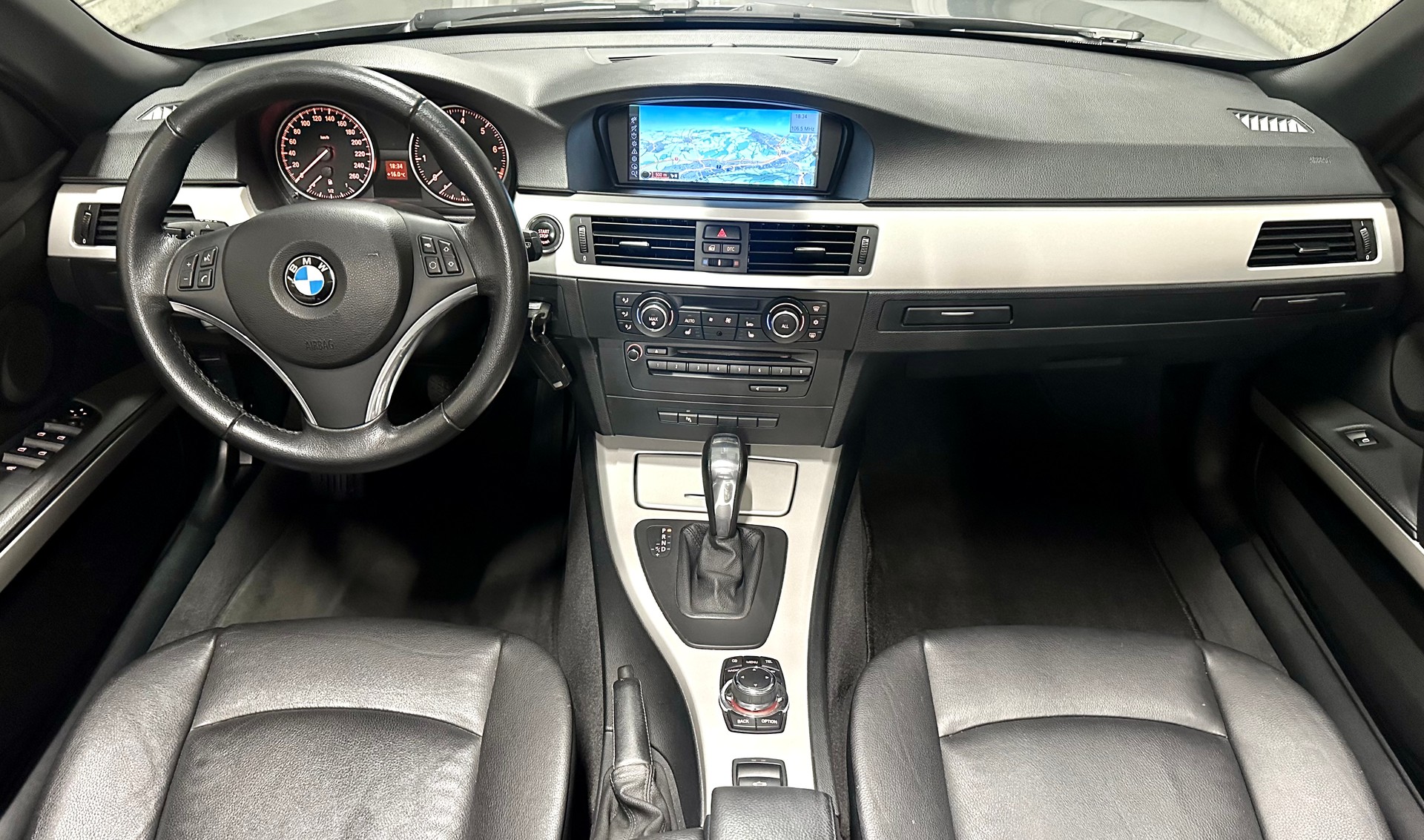 BMW 320i Cabriolet Steptronic-image-15