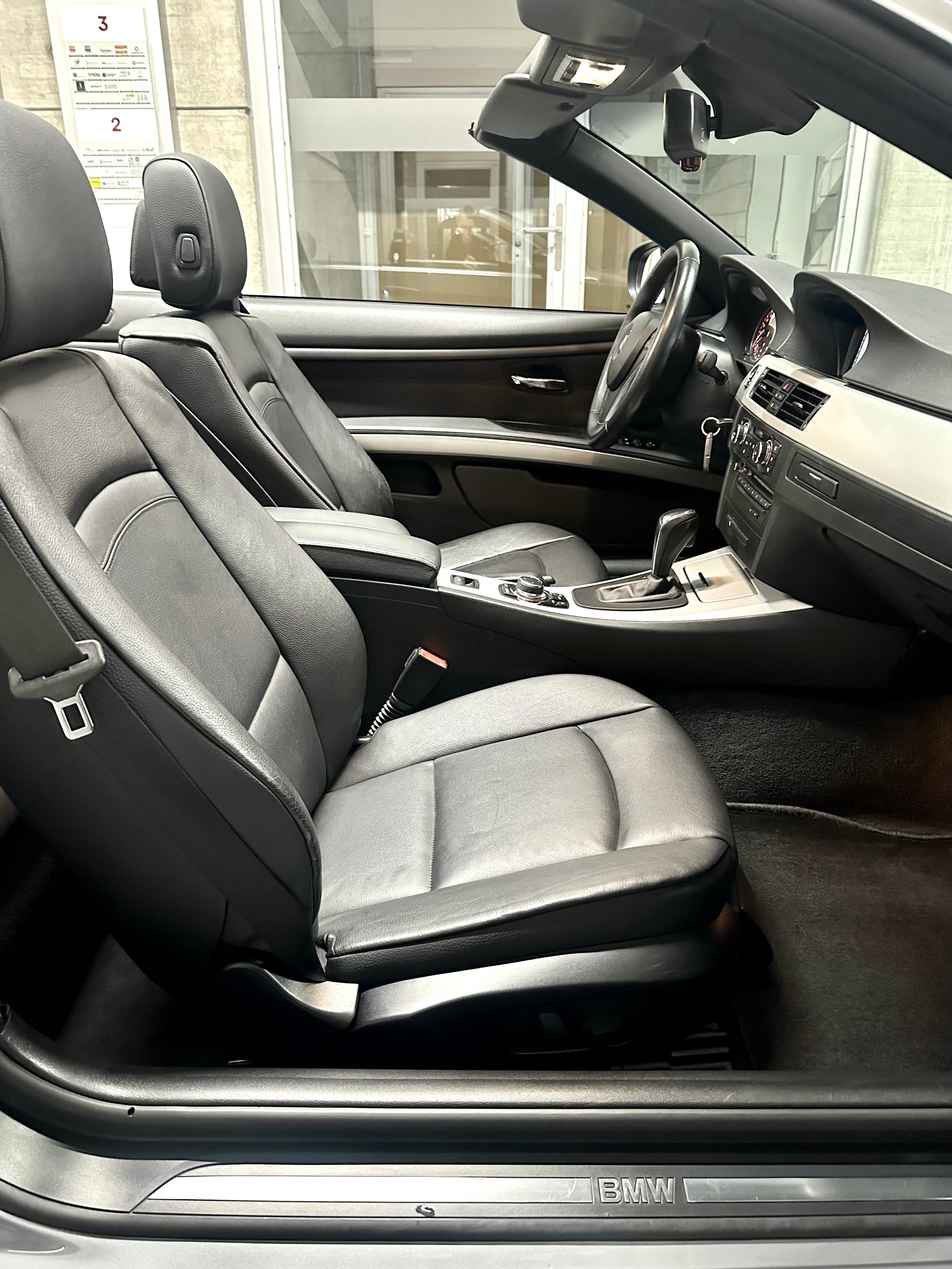 BMW 320i Cabriolet Steptronic-image-13