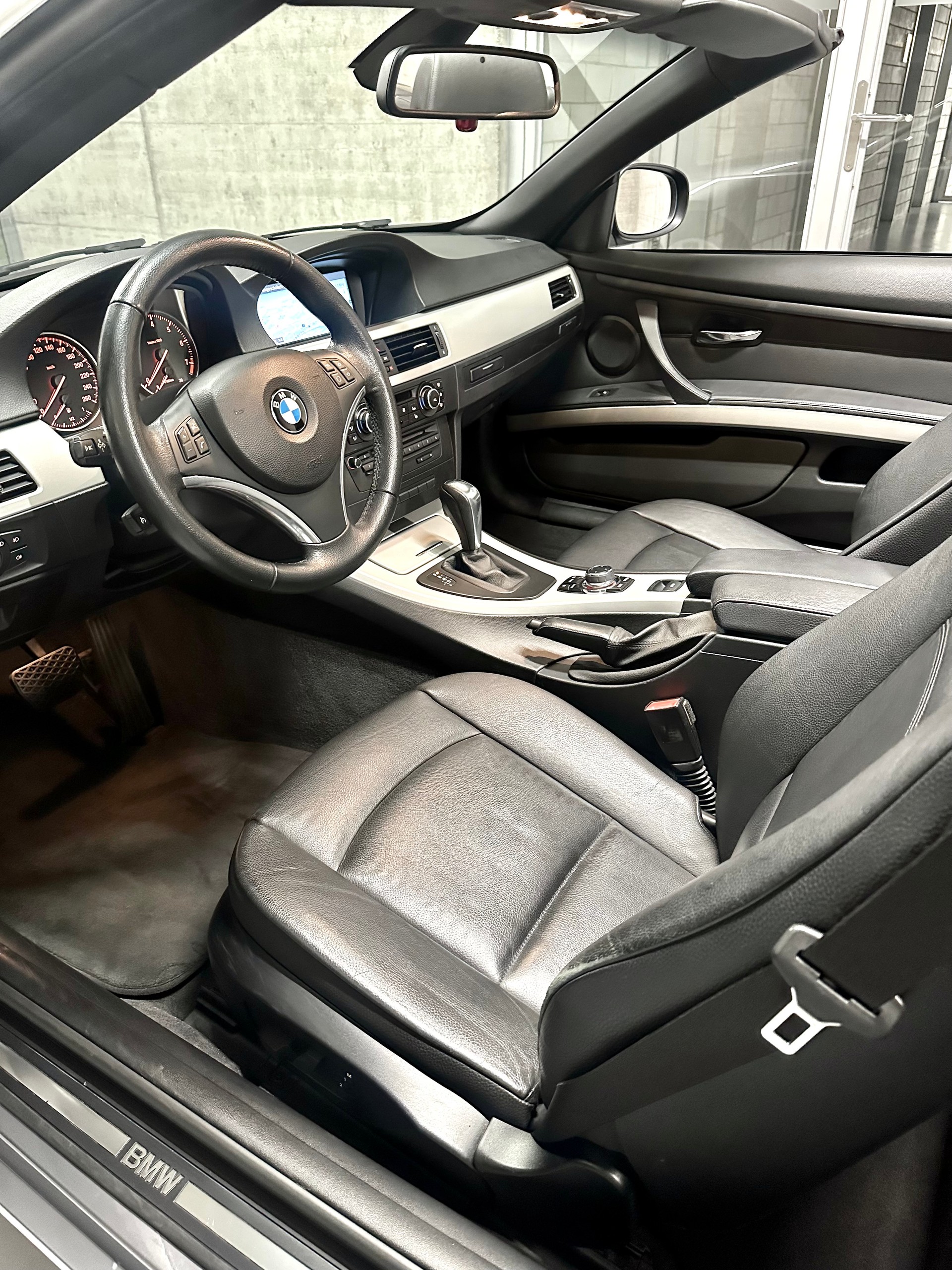 BMW 320i Cabriolet Steptronic-image-11