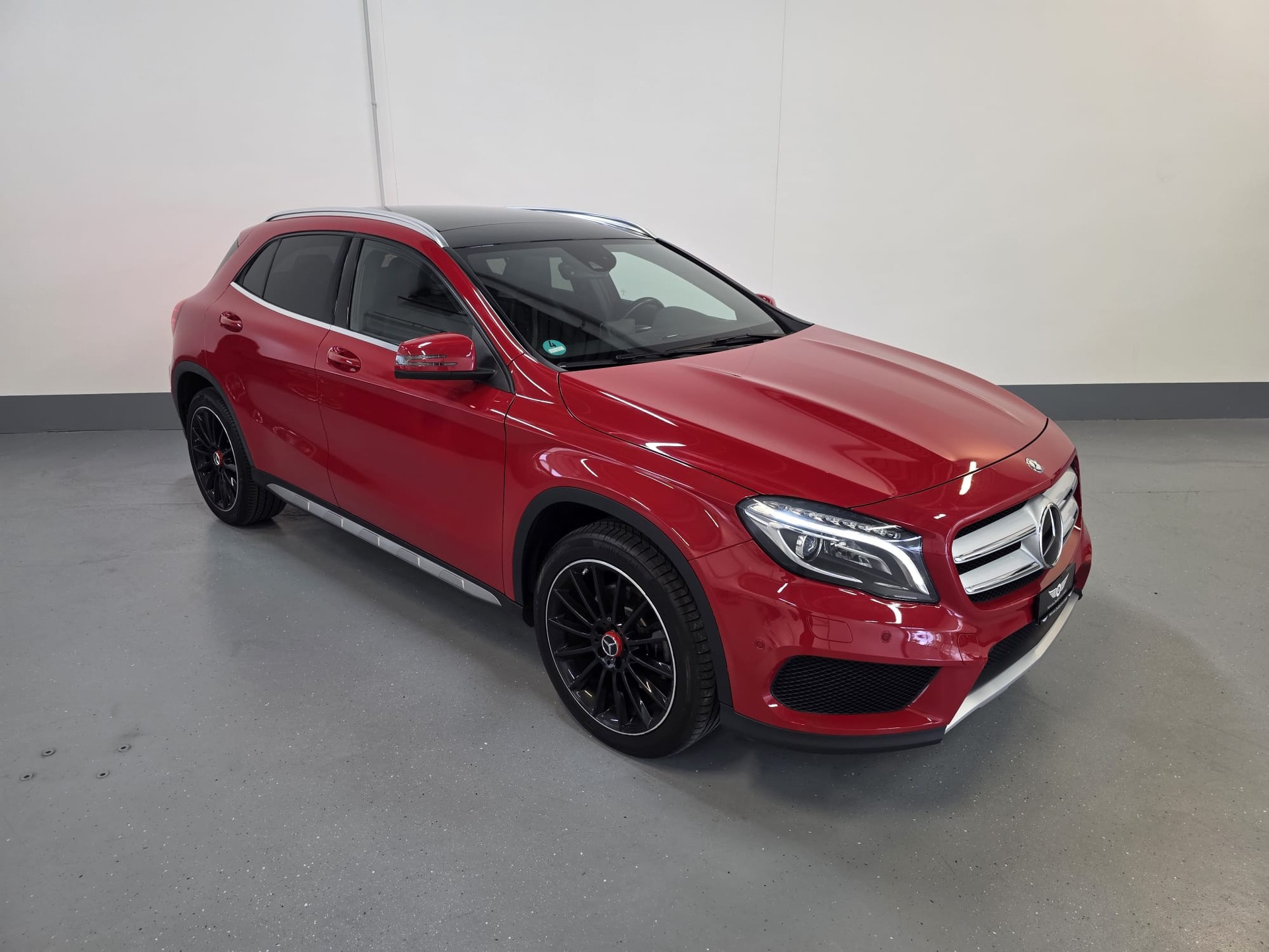 MERCEDES-BENZ GLA 250 AMG Line 4Matic 7G-DCT-showroom-element-1